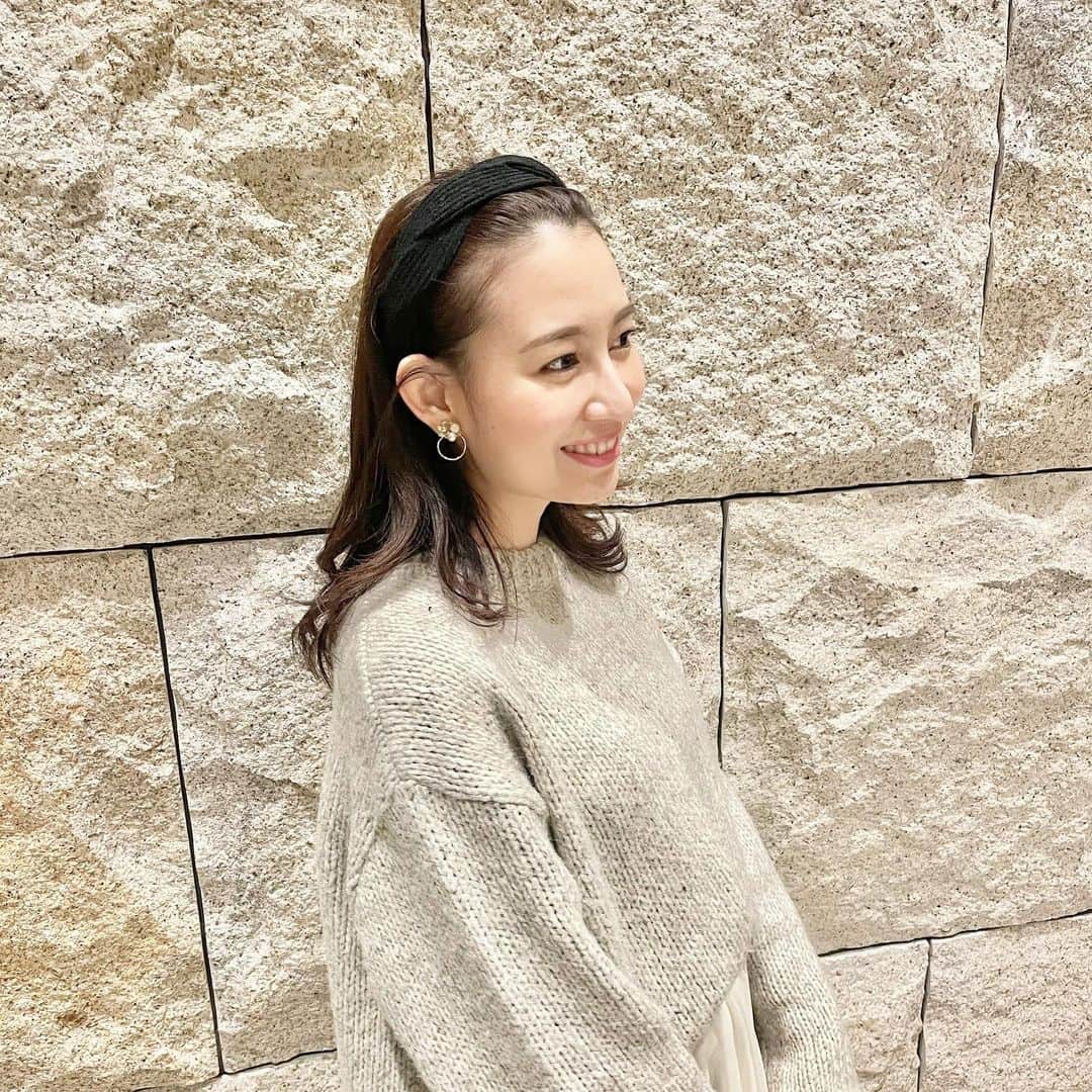 のインスタグラム：「*﻿ カチューシャ🐻🤎﻿ ﻿ 先日のストーリーのアンケートで7:3の割合で﻿ 前髪長い派が多かったので頑張って伸ばしてます🥸✊笑﻿ ﻿ 少しずつ伸びてきたので最近流行っている﻿ カチューシャでおでこ出すやつやってみました🙉﻿ ﻿ 初めてやったけどこんな感じで合ってるのか🤔？笑﻿ ﻿ 駅前の雑貨屋さん #heartdance でSALEになってて﻿ 1300円位でお安くゲットできました〜🎀👛﻿ ﻿ 素材が優しくてフェミニンもカジュアルも両方合いそうで﻿ ねじれたデザインが適度にボリュームも出てお気に入り🧸﻿ ﻿ ﻿ ﻿ #カチューシャ #カチューシャアレンジ #カチューシャヘア #おでこ出し #おでこ出しスタイル #でこだし #前髪アレンジ #ヘアスタイル #ミディアムヘアアレンジ #ミディアムヘアスタイル #japan #japanesegirl #headband #headbang #ハートダンス #ヘアアクセサリー」