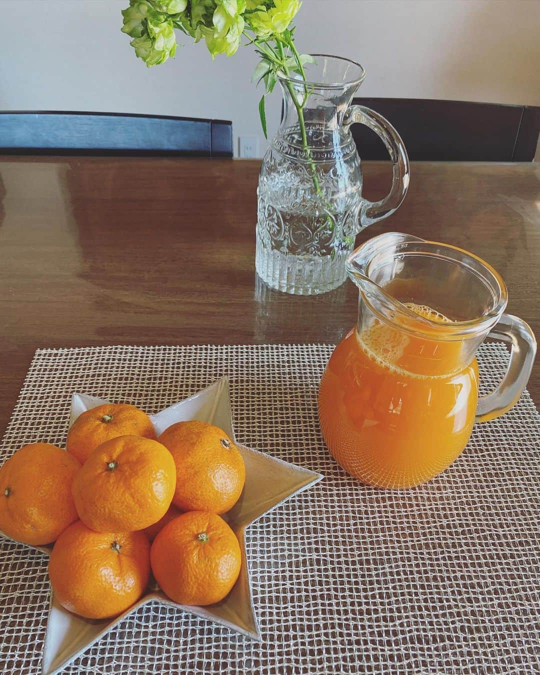 畑野ひろ子のインスタグラム：「次女と一緒に、手絞りでみかんジュース作り🍊 しぼりたては、やっぱり最高です！ ビタミンたっぷり🥰」