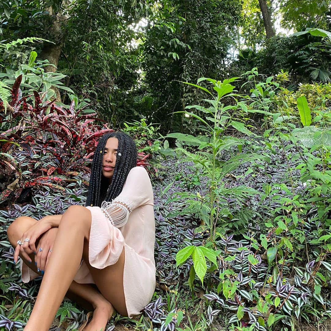 Herizen Guardiolaさんのインスタグラム写真 - (Herizen GuardiolaInstagram)「From the jungle 🌿🌺🐒」1月9日 11時43分 - herizen_fawn