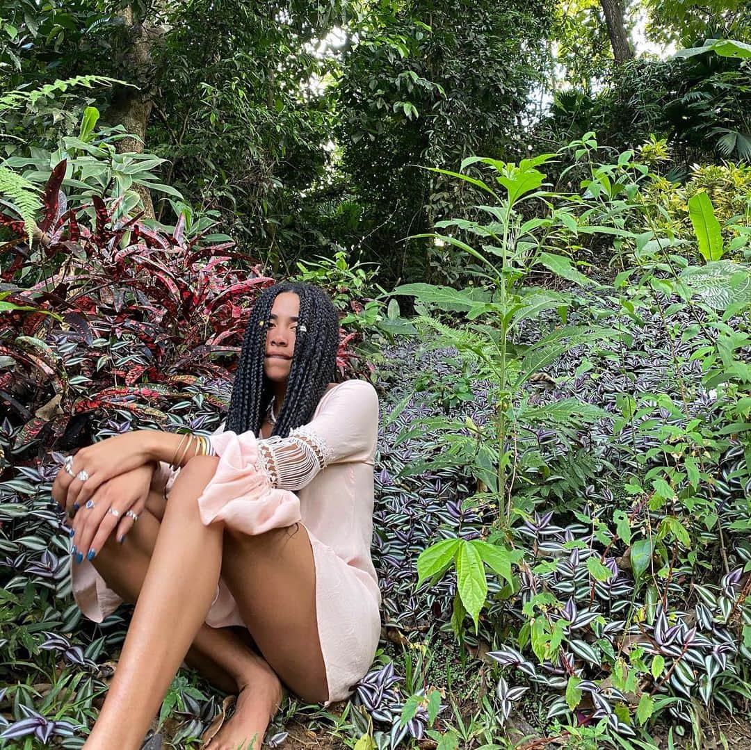 Herizen Guardiolaさんのインスタグラム写真 - (Herizen GuardiolaInstagram)「From the jungle 🌿🌺🐒」1月9日 11時43分 - herizen_fawn