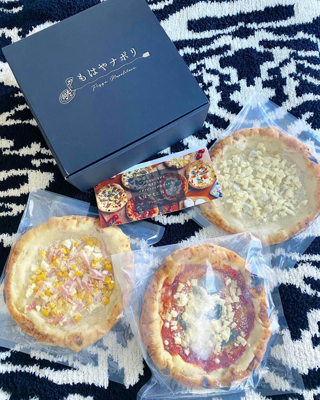 五位渕のぞみのインスタグラム：「#もはやナポリ 特製の冷凍ピザでおうちごはんしたよ🍕😍💕 @pizzamohayanapoli ㅤㅤㅤㅤㅤㅤㅤㅤㅤ ナポリのピッツェリアで食べる焼き立てのナポリピッツァをおうちで食べられる冷凍ピッツァ3枚セットなの❣️ ㅤㅤㅤㅤㅤㅤㅤㅤㅤ ㅤㅤㅤㅤㅤㅤㅤㅤㅤㅤㅤㅤㅤㅤㅤㅤㅤㅤ 💙 お試し3枚 ナポリピザセット💙 3,758円(税込) napolipizza.l-dining.com/smartphone ㅤㅤㅤㅤㅤㅤㅤㅤㅤ ㅤㅤㅤㅤㅤㅤㅤㅤㅤ ✅「もはやナポリ」の特徴 ❶こだわりの生地は小麦粉、水、塩、酵母のみを 使用し伝統的なナポリピッツァの製法で作り上げ ❷職人が１枚1枚手で生地をのばし、薪窯で 焼き上げたピッツァを独自の方法で冷凍。 ㅤㅤㅤㅤㅤㅤㅤㅤㅤ 生地はサクサク、耳の部分はふわふわで 本当に自宅にいながら焼き立てのナポリピッツァが 食べられて感動、、、😭💓 ㅤㅤㅤㅤㅤㅤㅤㅤㅤ 緊急事態宣言も出て、おうちご飯の日々なので また注文してみようかなぁー🍽🥰❤️ ㅤㅤㅤㅤㅤㅤㅤㅤㅤ ㅤㅤㅤㅤㅤㅤㅤㅤㅤ ㅤㅤㅤㅤㅤㅤㅤㅤㅤ ㅤㅤㅤㅤㅤㅤㅤㅤㅤ  ㅤㅤㅤㅤㅤㅤㅤㅤ ㅤㅤㅤㅤㅤㅤㅤㅤㅤ ㅤㅤㅤㅤㅤㅤㅤㅤㅤ ㅤㅤㅤㅤㅤㅤㅤㅤㅤ  #もはやナポリ #ピザ通販 #お取り寄せグルメ #ピザお取り寄せ #冷凍ピッツァ #冷凍ピザ #pr」