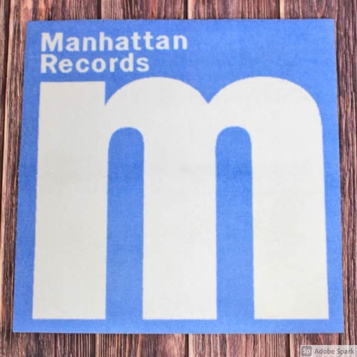 セカンドラボのインスタグラム：「. 【MANHATTAN RECORDS RUG & CUSHION】 . 渋谷区宇田川町に店を構える 老舗ヒッポホップ専門のレコードショップ 「MANHATTAN RECORDS」 . そのMANHATTAN RECORDSとのコラボレーション . 入荷いたしました◡̈⃝☻ . http://secondlab.us . #secondlab #souvenir #souvenirshop #record #recordbag #vinyl #hiphop #living #products  #lifestyle #goods  #madeinjapan #japanmade #madeinjapan #コラボレーション #コラボ」