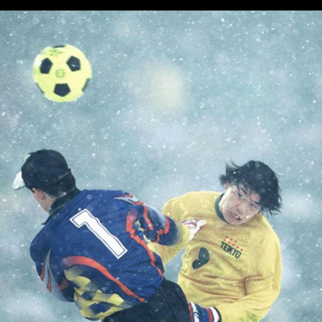 木島良輔のインスタグラム：「あけましておめでとうございます🎍  number様に御礼🙏 名言❗️🤭笑 写真は俺じゃないんですけど笑 無観客試合は可哀想だけど開催出来た事に感謝を忘れず試合できる喜びを‼️ 沢山の人が観てるから楽しんで下さい⚽️  去年の載せ忘れてた写真💦 帝京の後輩達（記憶にない後輩も）😜  #高校サッカー #雪の決勝 #帝京高校 #東福岡高校」