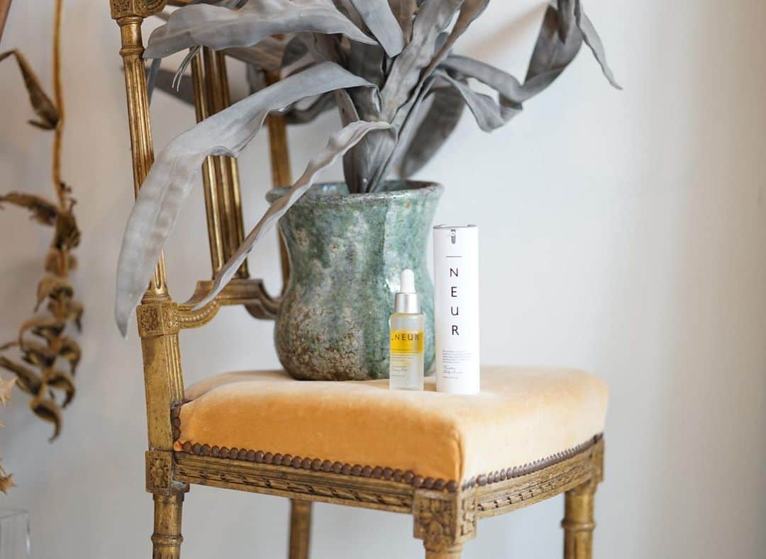 norikoのインスタグラム：「skin care  @_neur.jp  これを使ってから、乾燥知らずに。 私は今持ってるスキンケアにプラスして。マスク荒れにも😷 オーガニック成分とヒト型幹細胞培養液が配合された、最先端のエイジングケア✨  http://bit.ly/2HBeMg4  #_neur #アンダーノイル #タイムレスジェリーセラム #アンダーノイルのある暮らし」
