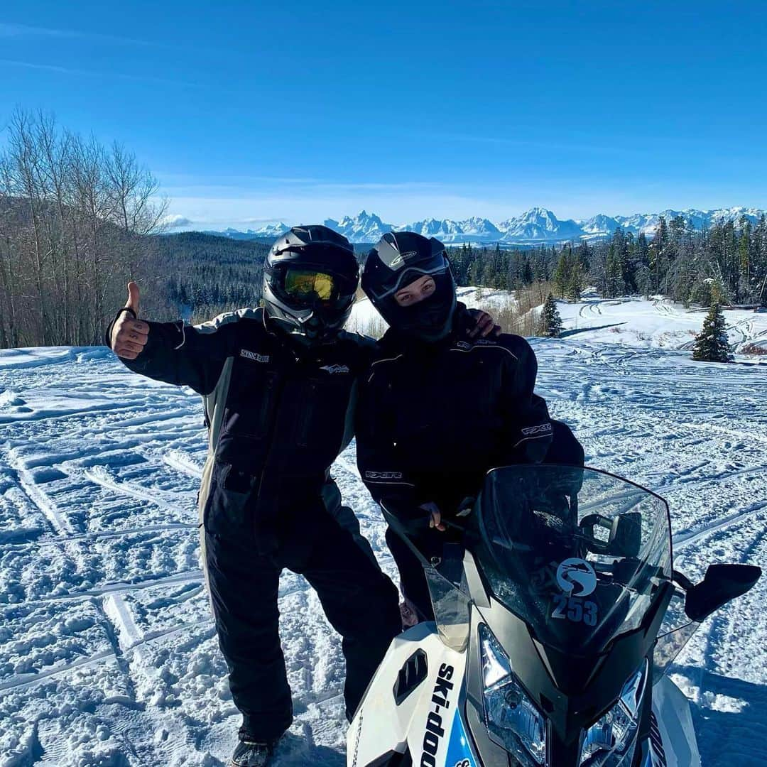 ニッキー・シックスさんのインスタグラム写真 - (ニッキー・シックスInstagram)「Had a blast with my sweet daughter @fr6nkiesixx today.Perfectly clear skies after a few days of snöw.  Mikey over at @scenicsafaris is a great guide.I’m really getting the itch to get my own sled....Nothing as beautiful as seeing your daughter smiling from ear to ear ripping up a hill.  #Wyoming #fatherdaughter」1月9日 11時58分 - nikkisixxpixx