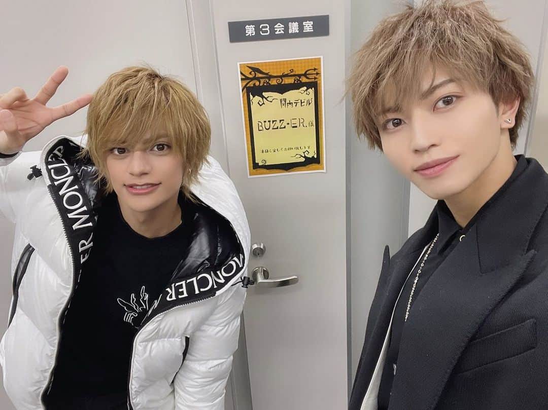 BUZZ-ER.のインスタグラム：「【🐝出演のお知らせ🐝】 #TVK #関内デビル  1/20 (水) 23:30-24:00   SAKUとSHALFが 出演します‼️ 是非. チェックしてください📺 @saku10291029  @shalf527」