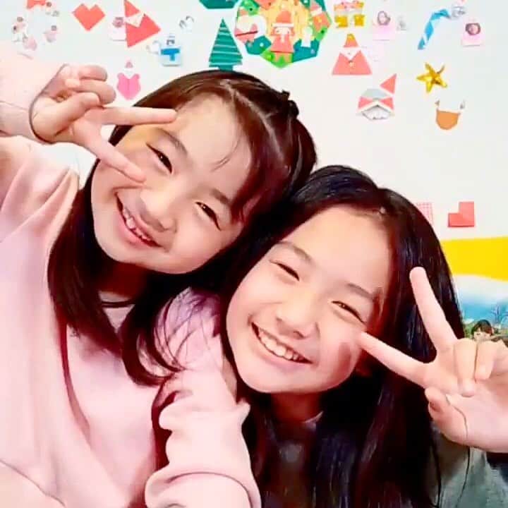 れのれらTVのインスタグラム：「＊-＊-＊-＊-＊-＊-＊-＊-＊-＊-＊-＊ ・ 【れのれら】 ・ ・ れのんのLINE LIVEからのスクショ📸 ・ 仲が良いのか、悪いのか❓ 極端な関係の２人😂❣️ ・ めちゃめちゃ怒鳴って、泣かせて喧嘩してると思った次の瞬間には２人で片寄あってゲラゲラ笑ってる😳⁉️ ・ たまに理解不能なときがあります🤣❣️ ・ #れのれらtv #3姉妹 #linelive #れのれら #姉妹 #娘 #家族 #親バカ部 #姉妹あるある #youtuber #あるある  ・ ＊-＊-＊-＊-＊-＊-＊-＊-＊-＊-＊-＊」