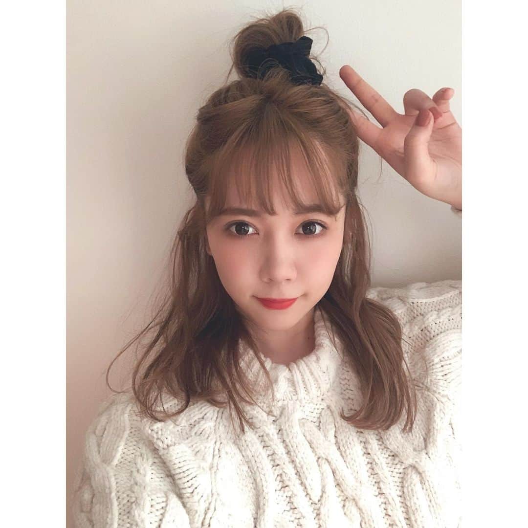 MACOのインスタグラム：「質問のDMたくさんきてたので！ 白ニットは @zara の^ ^ 爪はジェルじゃなくポリッシュです♪ メイクさんのネイルだったので 品番はどこのか…ごめん🤦🏼  白ニットは毎年形が微妙に違うゆるい可愛いのを探し求めてる… ZARAのこれは一目惚れ、着てしっくり。 異性は一目惚れしないのにな？🥸 みんなもおすすめの白ニット教えて🧶♡ #ootd」