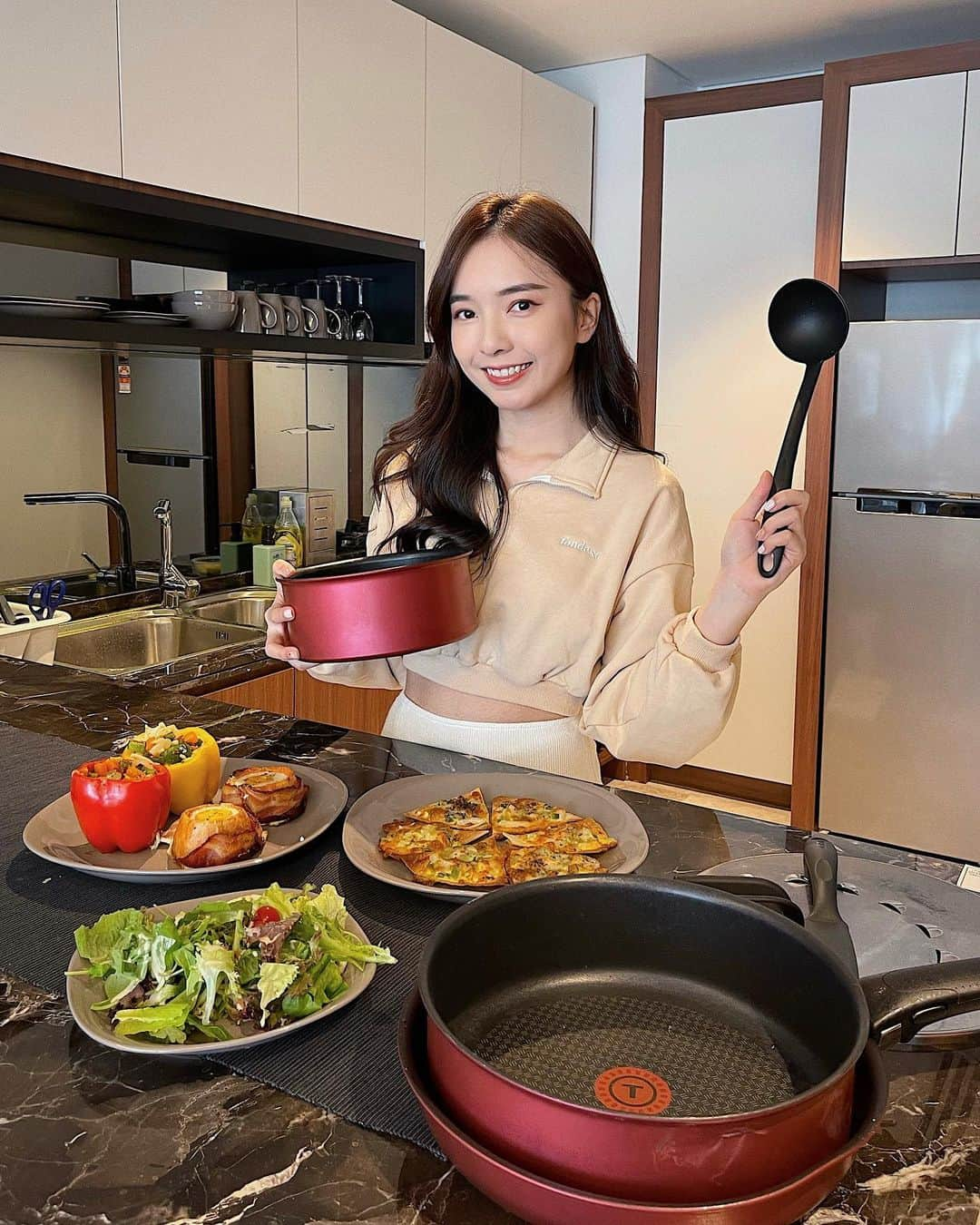 STEPHY YIWENさんのインスタグラム写真 - (STEPHY YIWENInstagram)「快樂週末❤️✨ 即日起就當你的小廚師👩‍🍳 . . 日常必需品 来自 @tefal_my 的 Ingenio cookware 只要這一組鍋子真的就足夠我做每样我喜欢吃的美食，  可以在爐上做飯/烤箱/冰箱/桌上直接用餐都沒問題 ！ 而且很方便的一點是他能夠重疊在一起 可以節省收納空間 ✨  告诉你，这一系列都可以到附近的Aeon购买哦！  #IngeniouslyTefal #myTefal #TefalMalaysia #Ingenio」1月9日 12時04分 - stephyyiwen