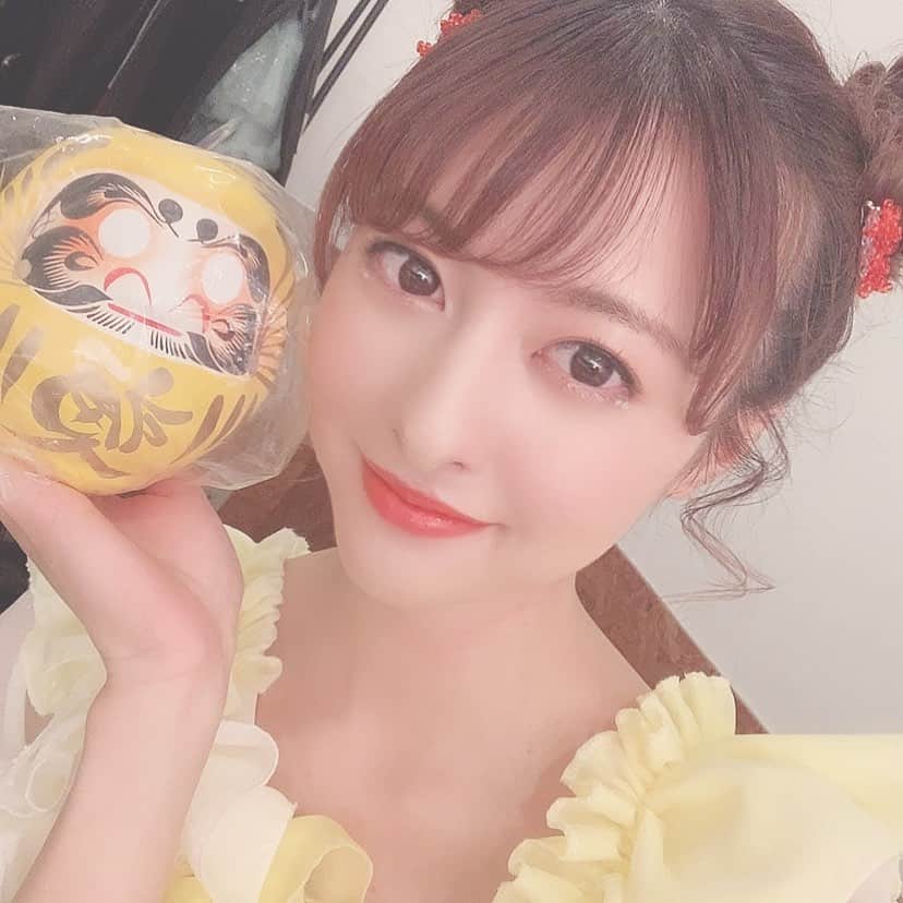 羽島みきのインスタグラム：「きいろぱわーで今年も みんなに笑顔届けるよぉ~~💛💛💛」