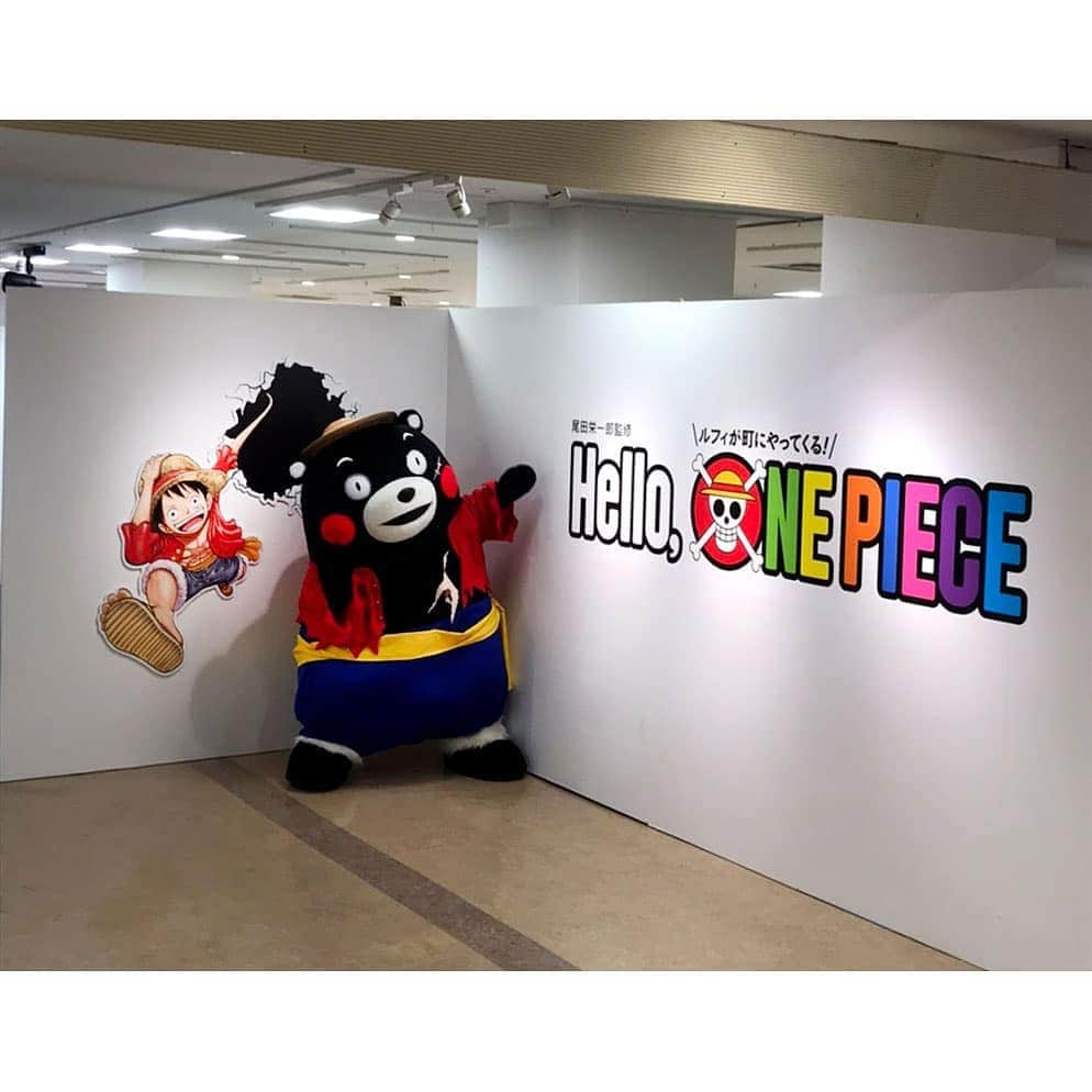 ONE PIECEスタッフ公式さんのインスタグラム写真 - (ONE PIECEスタッフ公式Instagram)「現在、熊本で企画展「Hello, ONE PIECE」が開催中！ 初日は #くまモン も観に来てくれました🎶 展示はあさって、1月11日(月・祝)までの開催となります。 . ＝＝＝＝＝ . 「尾田栄一郎監修　Hello, ONE PIECE　ルフィが町にやってくる！」【熊本会場】 . ≪会期≫ 2021年1月11日(月・祝)まで開催 . 1月9日(土)10:00～19:30 1月10日(日) 10:00～19:00 1月11日(月・祝)10:00～16:00　 . ※最終入場は閉場30分前。 . ≪会場≫ 鶴屋 本館6階 大催事場 熊本市中央区手取本町6番1号 . ≪入場料≫	 一般：1,200円 中高生：1,000円 小学生：700円 . そのほか詳細は公式サイトでご確認ください。 https://hello.one-piece.com/ . ============  . （新型コロナウイルス感染症拡大予防について)  ●入場の際にはマスク着用を必須とさせていただきます。  ●入場の際には検温を実施させていただきます。37度以上の場合の入場はお断りさせていただきます。 ●ヘルスチェックシートへのご記入をお願いします。  ●手指消毒のご協力をお願いします。 ●入場規制を行う場合がございます。あらかじめご了承下さい。 ●ソーシャルディスタンスの確保にご協力をお願いします。 . #helloonepiece #ハローワンピース  . #onepiece #ワンピース #漫画 #manga #尾田栄一郎 #eiichirooda #熊本 #kumamoto」1月9日 12時09分 - onepiece_staff