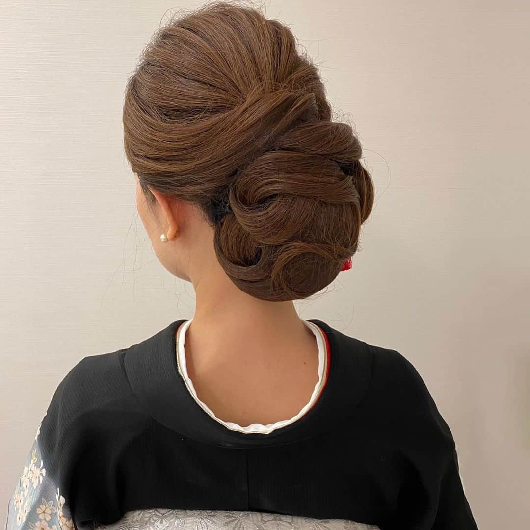 Tomoyo Kitamuraさんのインスタグラム写真 - (Tomoyo KitamuraInstagram)「先日のお客様♡ 毛流れカールをつけた大人シニヨン  #ヘアメイク #ヘアセット #ヘアアレンジ #ヘアスタイル #銀座#美容師 #ウェディング#ウェディングヘア #ブライダル#ブライダルヘア #結婚式#プレ花嫁#花嫁#前撮り#着物#浴衣 #シニヨン#ダウン#夜会巻き #ヘアメイクリハーサル #bride#bridehair#bridal#updo#upstyle」1月9日 12時10分 - tmy_o3.pugmi