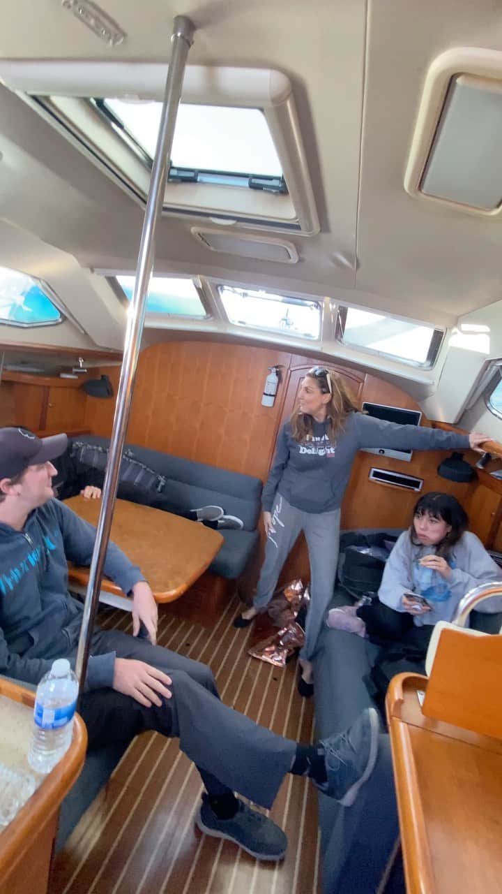 ヘザー・マクドナルドのインスタグラム：「We went sailing today which could have turned into a @datelinenbc episode but instead I’m sharing behind the scenes of when I make my kids play @bravotv shows with me. #comedy #parenting #sailing #belowdeck #bravotv @kate_chastain @captainlee @captainsandrayawn」