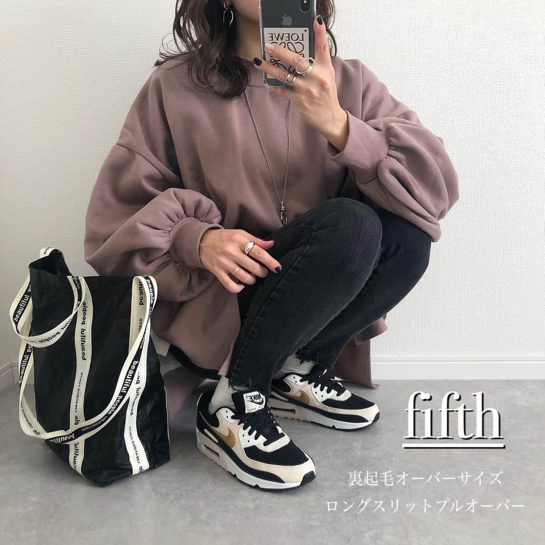 Miyoのインスタグラム：「2021.1.9 ・ くすみピンクが可愛い 袖ぽわんスウェット💗 裏起毛なので着た瞬間あったかい🥰 サイドスリットで抜け感もあって 前inしやすいデザインです♡ パンツにもスカートにも合うし お尻周りも隠れるのでおすすめ👌🏻 ・ #裏起毛オーバーサイズロングスリットプルオーバー …#fifth#fifthtl#フィフス @fifth_store ウルトラストレッチジーンズ…#UNIQLO#ユニクロ バッグ…#beautifulpeople 靴下…#muji#無印#無印良品 スニーカー…#NIKE#ナイキ#エアマックス90 ・ ・ ・ #高身長コーデ#冬コーデ#くすみピンク#カジュアル#レイヤード#レイヤードコーデ#スニーカーコーデ#靴下コーデ#ビューティフルピープル#スウェット#プチプラコーデ#プチプラファッション#シンプルコーデ#カジュアルコーデ#大人カジュアル#大人可愛い#時尚」