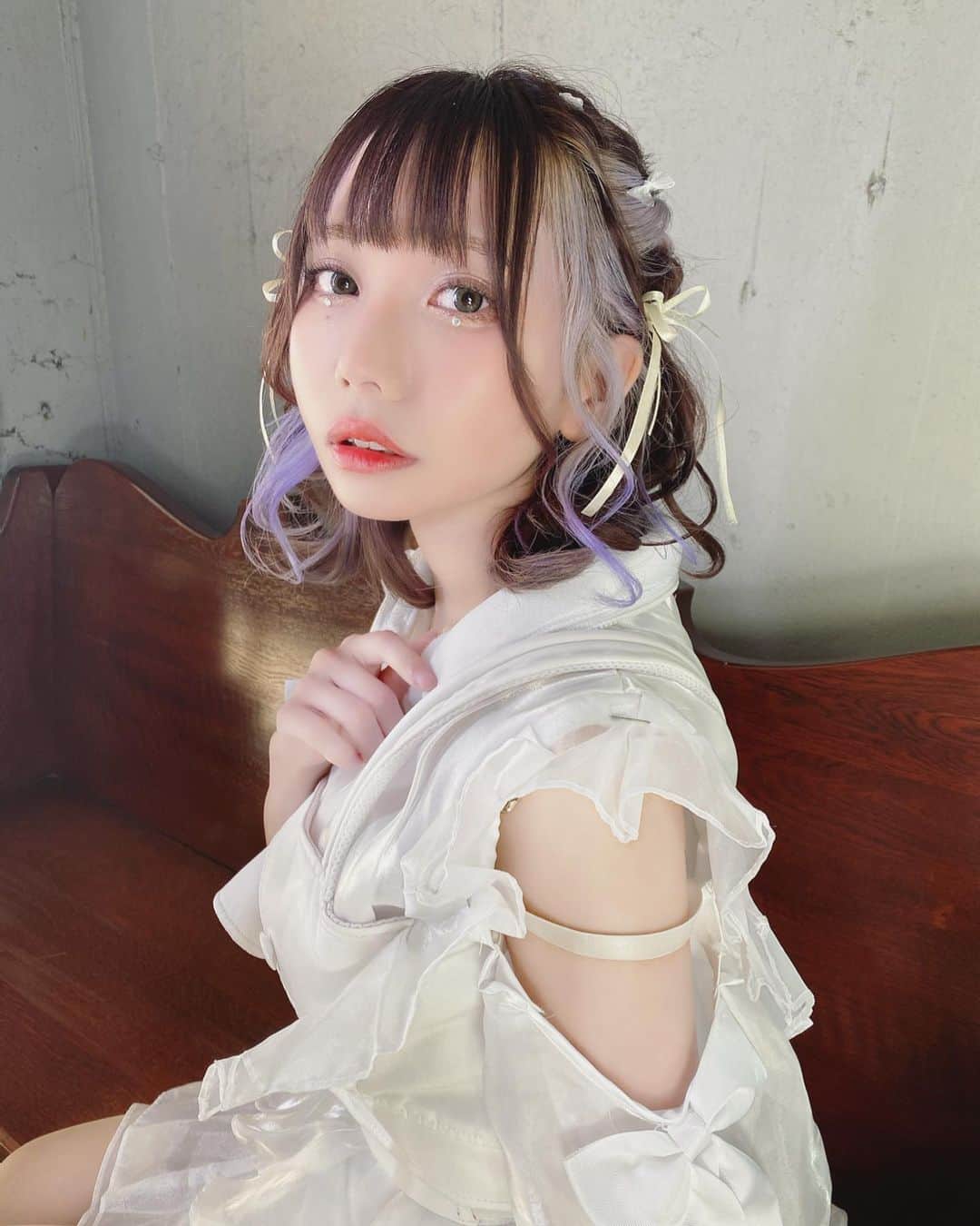涼川ましろのインスタグラム：「最後のMV🤍  #CY8ER #武道館 #ありがとう #hairstyle #make #ヘアカラー #haircolor #ヘアアレンジ」