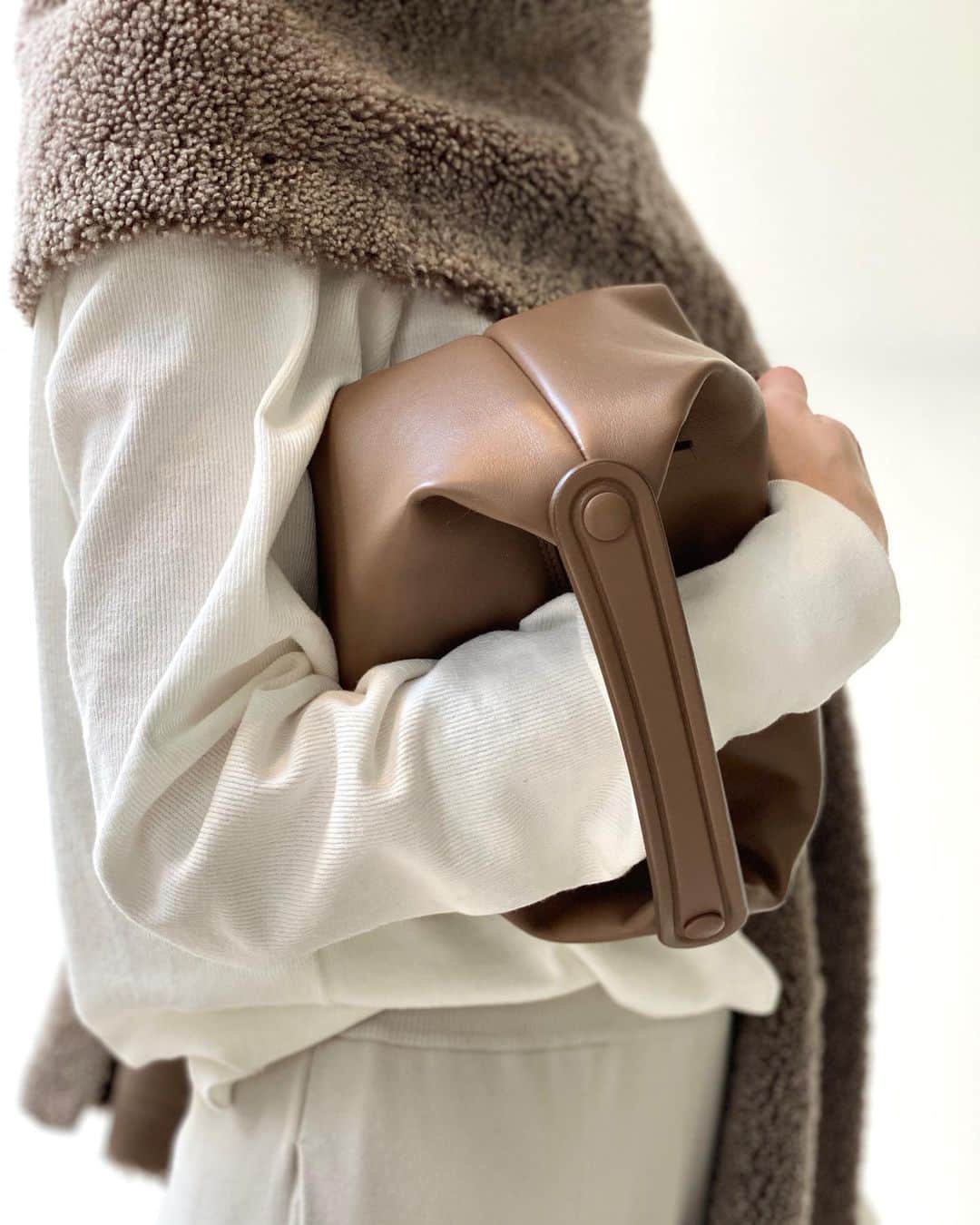 L'Appartementさんのインスタグラム写真 - (L'AppartementInstagram)「Mouton Stole and Bag 'THE ROW'.  #lappartement#fashion#2021ss#collection#preview#style#therow」1月9日 12時17分 - lappartement_jp