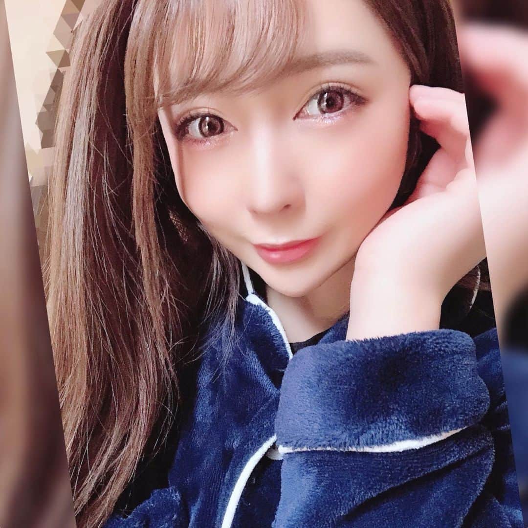 のインスタグラム：「引き籠もりたい…🙄🙏  #パジャマ#ひきこもり #朝 #昼 #夜 #ゲーム #game #していたい #笑 #youtube #youtuber #応援よろしくお願いします #♥️」