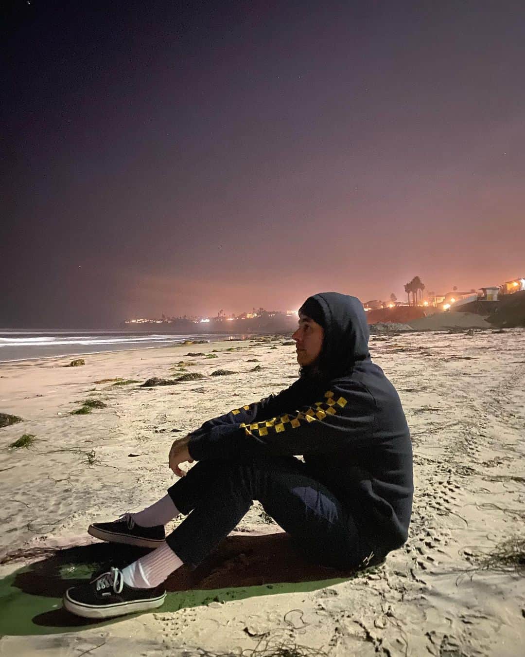 ヴィック・フエンテスのインスタグラム：「Hang in there 💚」