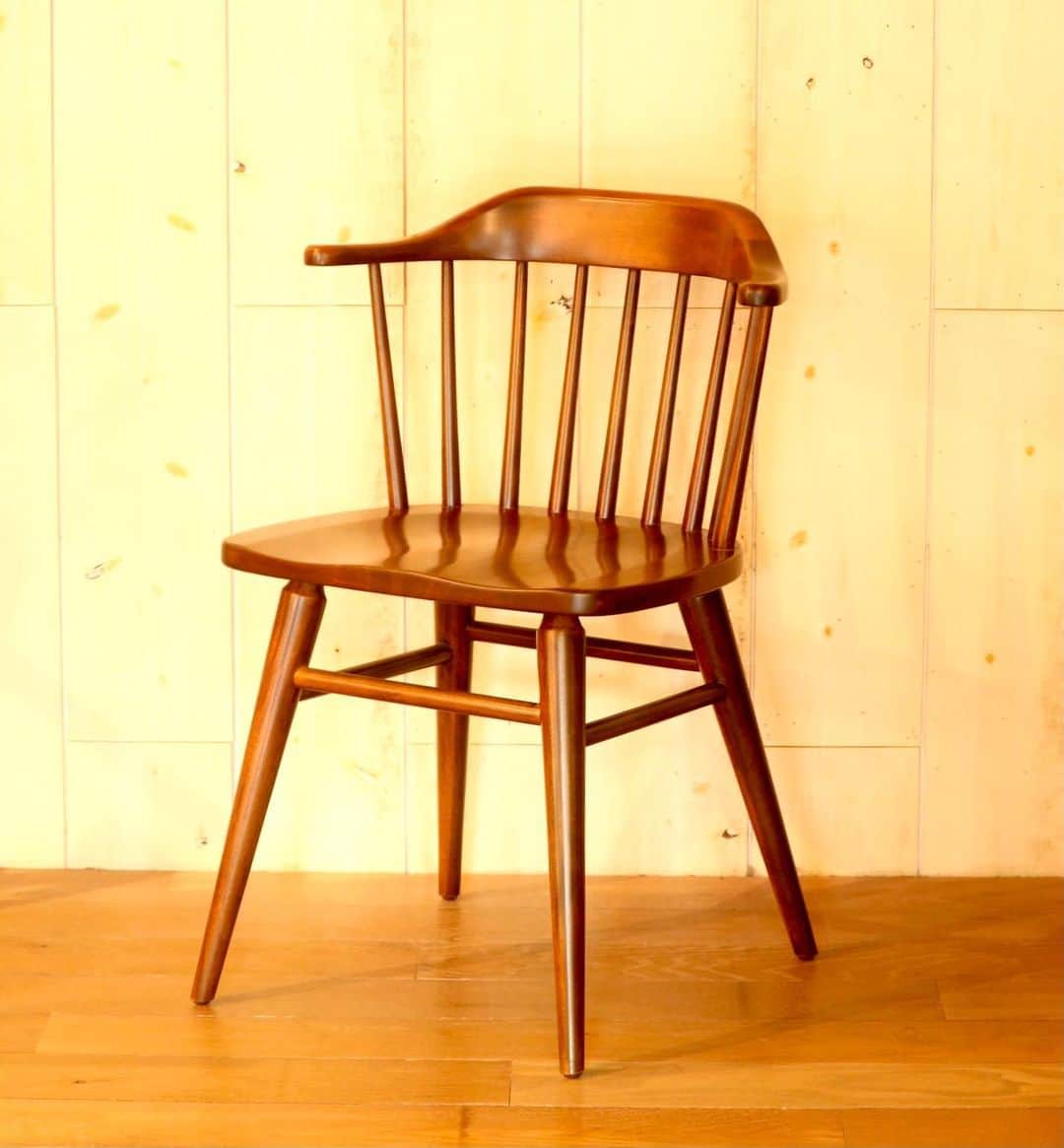 のインスタグラム：「【ACME original products】  WINDAN CHAIR  新作のオリジナルチェアが出来あがりました。 本日より店舗にて展示開始となります。  Price : ¥29,000 Size : W540, D475, H740, SH445 Material : Mahogany  #acme_original」