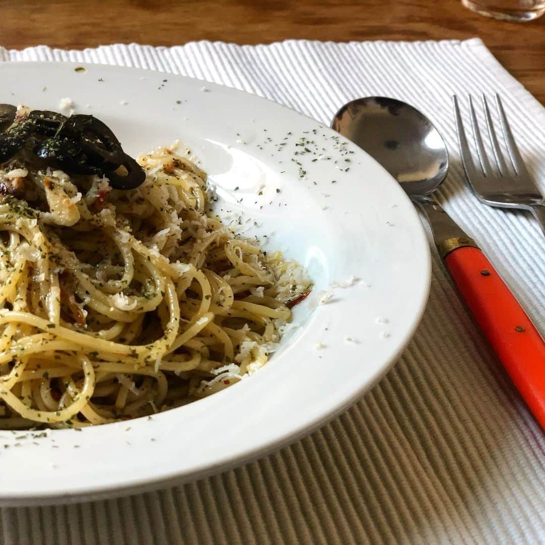 LAUNCHのインスタグラム：「Belgium 🇧🇪 The pasta made by my seniors is messed up and delicious」