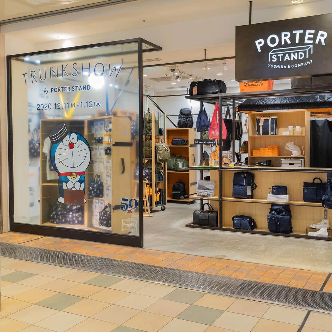 のインスタグラム：「﻿ ただいまPORTER flagship store、PORTER STAND各店及びPORTER ZOZOTOWN店にて、来週12日（火）まで「ドラえもん × PORTER」オリジナルアイテムを完全数量限定でご予約を承っております。﻿ ﻿ 予約受付期間：～2021年1月12日（火）当該店舗営業時間内﻿ ﻿ 実施店舗：PORTER OMOTESANDO﻿ 　　　　　PORTER MARUNOUCHI﻿ 　　　　　PORTER OSAKA﻿ 　　　　　PORTER STAND 品川駅店﻿ 　　　　　PORTER STAND 東京駅店﻿ 　　　　　PORTER STAND 京都店﻿ 　　　　　PORTER ZOZOTOWN店﻿ 　　　　　https://is.gd/XZ5wsx﻿ ﻿ 対象アイテム：﻿ ＜PORTER flagship store／PORTER ZOZOTOWN店のみ＞﻿ ・トートバッグ ￥35,500（税別）﻿ ・2WAYショルダーバッグ ￥20,000（税別）﻿ ・ウエストバッグ ￥23,000（税別）﻿ ﻿ ＜PORTER STAND／PORTER ZOZOTOWN店のみ＞﻿ ・デイパック ￥37,500（税別）﻿ ・2WAYトートバッグ ￥28,000（税別）﻿ ・ショルダーバッグ ￥27,500（税別）﻿ ﻿ ＜実施店舗全店＞﻿ ・ロングウォレット ￥24,000（税別）﻿ ・マルチウォレット ￥17,000（税別）﻿ ・ポーチ ￥16,000（税別）﻿ ﻿ お渡し予定日：2021年5月中旬﻿ ﻿ ※完全数量限定につき、規定の予約数を満たした場合は販売を終了いたします。﻿ ※PORTER flagship storeとPORTER STANDにおいては予約対象アイテムが異なります。﻿ ※お電話でのご予約も承っております。﻿ ※状況によってはお渡し予定日が前後する場合がございます。﻿ ※「ドラえもん × PORTER」オリジナルアイテムの雑貨類は予約対象外です。﻿ ※その他詳細につきましては直接店舗にお問い合わせください。﻿ ﻿ なお、PORTER flagship store、PORTER STAND各店では、引き続き「ドラえもん」の50周年を記念したイベントを開催しております。﻿ ﻿ 開催期間：～2021年1月12日（火）﻿ ﻿ ※店舗では引き続き感染拡大予防対策を実地させていただいており、お客様及び従業員の安全と健康に配慮し、状況に応じて入店を規制させていただく場合がございます。﻿ ﻿ ©Fujiko-Pro﻿ ﻿ #yoshidakaban #porter #luggagelabel #porteryoshida #madeinjapan #japan  #porterflagshipstore #porterstand #zozotown　#theportergallery #omotesando #marunouchi #osaka #trunkshow #shinagawa #tokyo #kyoto #吉田カバン #ポーター #ポータースタンド #表参道 #丸の内 #大阪 #品川 #東京 #京都 #ゾゾタウン #ドラえもん #DORAEMON」