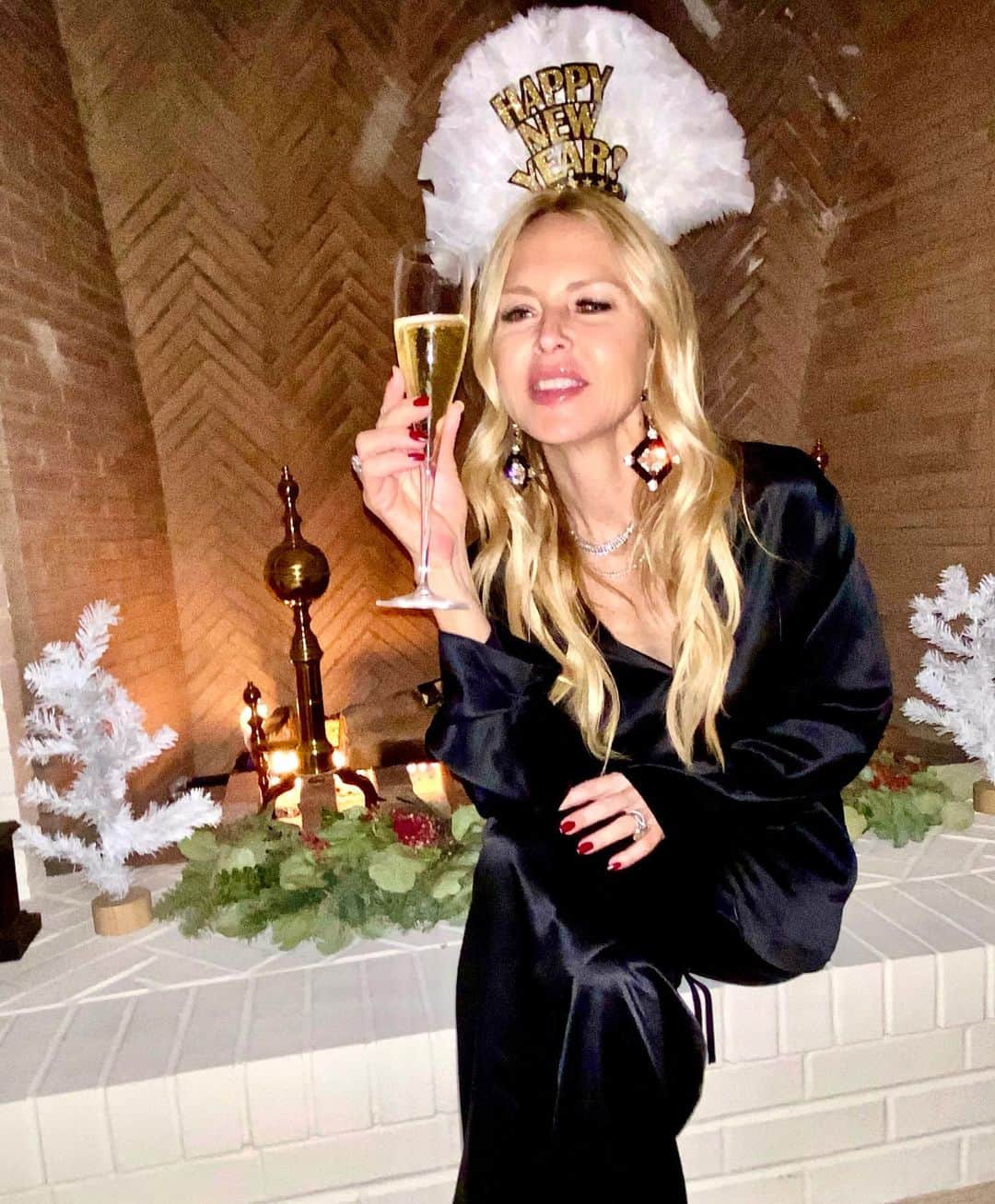 レイチェル・ゾーのインスタグラム：「So let’s try this again because this week has been quite a year #2021 🤦‍♀️ ...Happy New Year? Do over anyone ? #2022 here yet? #TGIF 🥂」