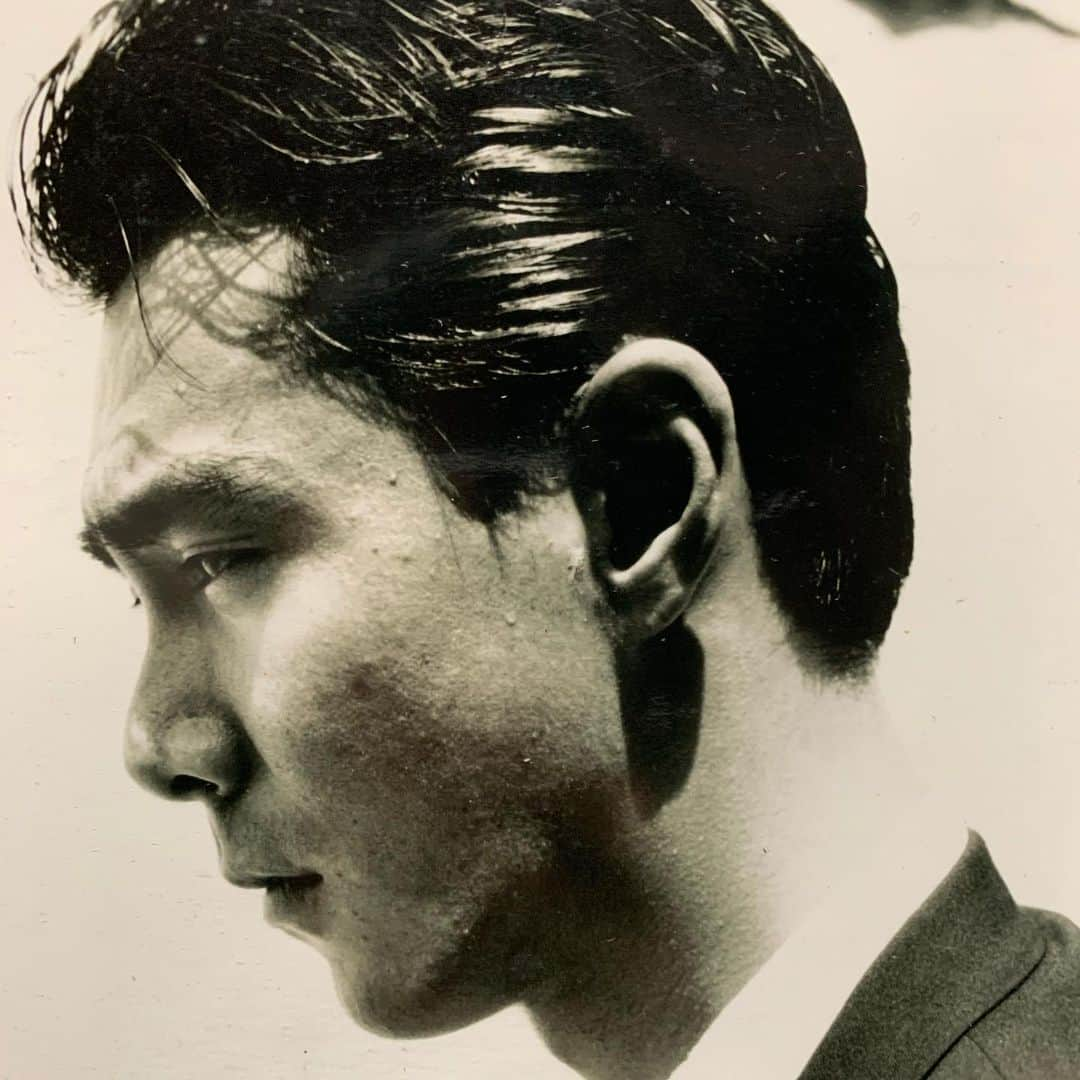 前田典子さんのインスタグラム写真 - (前田典子Instagram)「#メンズクラブ　90年代 #雑誌　#メンクラ この写真は33年前だから 私は22歳で #竹内哲　哲ちゃんは27歳かな 2人とも若いね #大好きな人 ❤️ 大好きなモデルさん #スタイルが良く#スタイリッシュ#モード #メンズモデル　 #カッコいい人 カッコ悪い事が嫌いで　＃ストイック　で　#パリコレ　#東コレ　#ファッションショー　から　#雑誌や広告をこなす 本物 で一流でプロ中のプロのファッションモデル さん　 #メンズモデルグループ　#カズンで #CDデビュー も  #哲ちゃん　は #優しく　て #みんなのアイドルだった #カリスマモデル  20代から主人とは兄弟のように仲良が良く #仕事も遊びもプライベートも いつも一緒だった 私の事を妹の様に可愛がってくれて💕 三軒隣のマンションに住んでいた時代はいつも我が家に出入りし ３人でご飯をよく食べてた 私達夫婦にすれば 兄弟か親戚か身内みたいな存在の人　 #一緒に遊んだり #旅行したり  #楽しい思い出がいっぱい😭  お互いじいちゃん、ばあちゃんになっても 昔の話とかしてバカ言ってもっと笑ったりしたかったよ😢  哲ちゃんありがとう❤️ #楽しかったよ #親愛なる兄貴 🙏　大好きな哲ちゃんが 還暦🌹を前に天へ旅立ちました😿 天国までのランウェイ もきっと カッコいいに決まってる👍🌈✨ #とりあえずさよなら🙏　またね #ゆっくり休んでください」1月9日 12時29分 - maenorichang