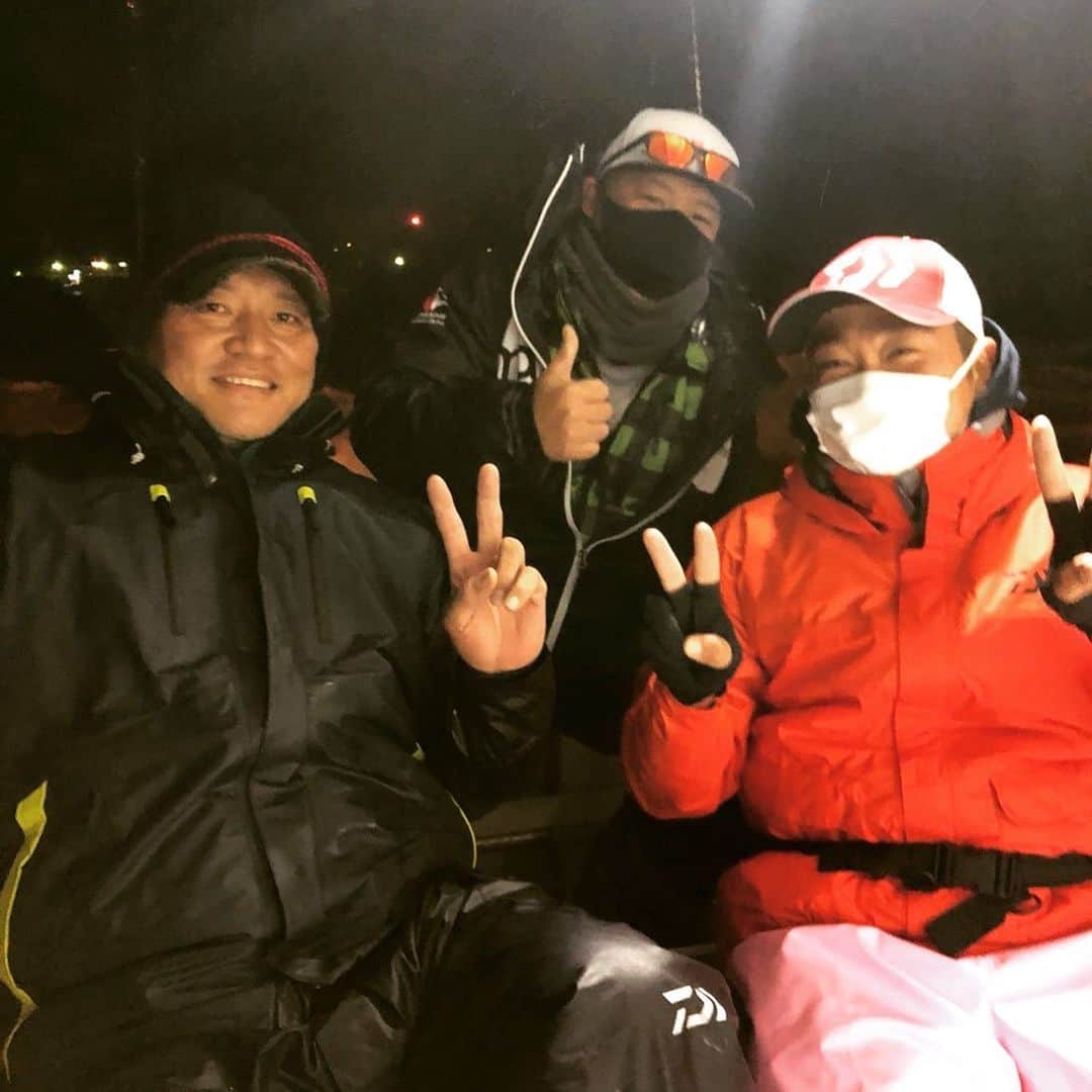 のインスタグラム：「今シーズン一番の冷え込みでしたが大原でヒラメ狙いで釣りしてきました✨ 今回はヒラメマスターのくみちょーも参戦です😊  #dena #npb #佐々木主浩 #2021 #釣り #大原 #ヒラメ #イワシ泳がせ #大魔神 #ベイスターズ #競馬 #馬主」