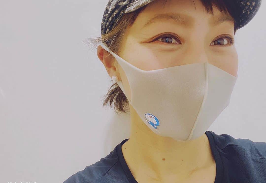 のインスタグラム：「今日は皇居ランからスタート🏃‍♂️  何とー‼️ 皇居のお堀の水が凍っておった❄❄❄  ひぇ～⛄️ 手と足の指先はかなり冷たかったですが、走り出してしまえばかなり快適な気温👍  楽しい練習が出来ました😊  しかしお腹空いたゼ‼️‼️‼️  米2合コース、いっとくか😎 🍚🍚🍚🍚🍚🍚🍚  #皇居 #ラン #Love #running #outdoor #朝ラン から #start #良い一日の始まり #水 #凍る #氷 #寒い #冬 #winter #sports #スポーツ #最高 #爽やか #今日のビールが楽しみ #lunch #米 #二合 #マスク #ドラえもん #お気に入り #🏃‍♂️ #❤️ #🍺 #🤤 #🍚」