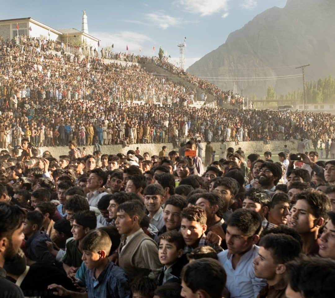 ナショナルジオグラフィックさんのインスタグラム写真 - (ナショナルジオグラフィックInstagram)「Photo by Matthieu Paley @paleyphoto / A sea of mountain men at a polo match high up in the Karakoram in Skardu, Baltistan, a region known as the Little Tibet of Pakistan. For more cultural insights into our world, follow @paleyphoto. #polomatch #baltistan #littletibet」1月9日 12時35分 - natgeo