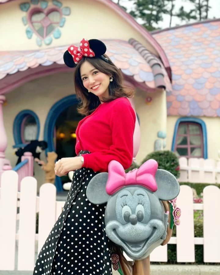 のインスタグラム：「こんにちは🐭❤️ 年始は弾丸ディズニーへ💕 . 今入場制限しているから空いてると聞いていったのですが人気アトラクションはアプリでスタンドバイパスを取らなきゃ行けなくて行った時には夜のパスしかなくて🥺 . 今回は写真を撮るディズニーの楽しみ方をしてきました🙆‍♀️📸（滞在ほんと2時間くらい笑） ※撮影時だけマスクを外し人混み避けて撮影しています . 今流行ってるバウンドコーデ❤️私は #ミニーバウンド で行きました🐭🎀 . tops... @jcrew  skirt... @fray_id  boots... @ferragamo  . 他にも写真たくさん撮ったのでまた更新しますね💕✨ . #tokyodisneyland #tokyodisneyresort #東京ディズニーランド #ディズニーランド #tdl #ディズニーコーデ #disney #ディズニー #バウンドコーデ #ディズニーカチューシャ #ミニーマウス #minnie #minniemouse #ミニー #ミニーちゃん #ミニーちゃんの家 #トゥーンタウン #toontown #ディズニー写真部 #ディズニー部 #ディズニー好きな人と繋がりたい #ディズニーバウンド #disneygram #minniestyle #Dハロ #ディズニーリゾート #カチューシャ #ミニーのスタイルスタジオ #ミニーの家」