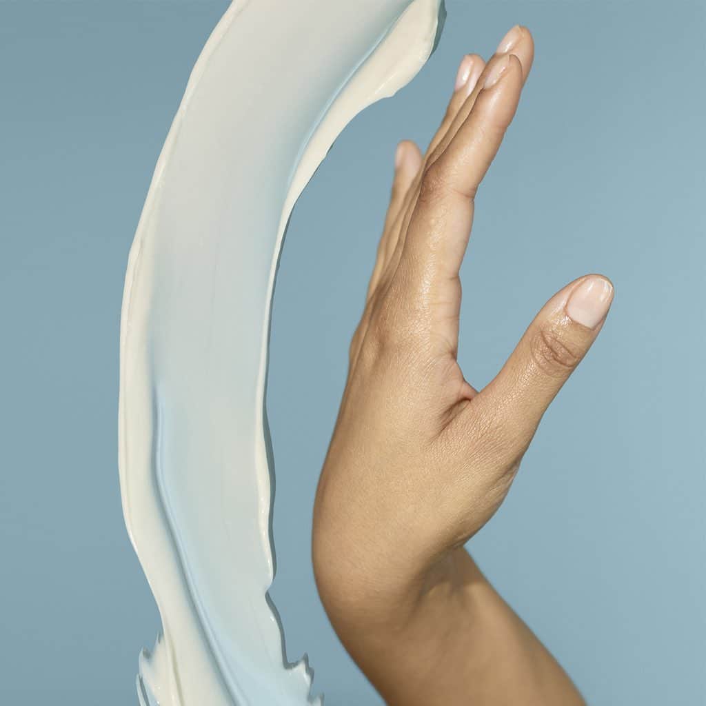 ドゥラメールのインスタグラム：「As easy as a flick of the wrist. Our intensely hydrating The Hand Treatment restores natural moisture on contact, giving your hardest working skin some much needed time off in the New Year.」