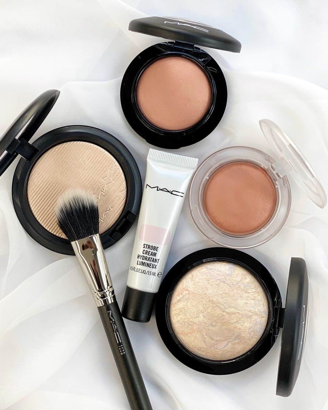 M∙A∙C Cosmetics Japanのインスタグラム：「本日の『NEWYEARコフレ③ チーク＆ハイライト編』の#MACインスタライブ で使用した製品はこちらです👇 With RUMIKO IKEDA HARRIS @rumikoikedaharrismakeup ㅤ ご視聴いただいた皆さま、有難うございました✨ まだの方はIGTVからぜひご覧くださいませ。 ㅤ 【使用製品】 ＜キット製品＞ ■M･A･C ニューイヤー ハイライター コフレ（ライトスカペード） -M·A·C ミネラライズ スキンフィニッシュ ライトスカペード -ストロボクリーム ピンクライト 15ML ■M･A･C ニューイヤー ハイライター コフレ （ダブル グリーム） -エクストラ ディメンション スキンフィニッシュ ダブル グリーム -ストロボクリーム ピンクライト 15ML ■M･A･C ニューイヤー チークコフレ（ソーナチュラル） -グロー プレイ ブラッシュ ソー ナチュラル -ストロボクリーム ピンクライト 15ML ■M･A･C ニューイヤー チークコフレ（ウォーム ソウル） -M·A·C ミネラライズ ブラッシュ ウォームソウル -ストロボクリーム ピンクライト 15ML   ＜その他使用製品＞ 159ブラシ」
