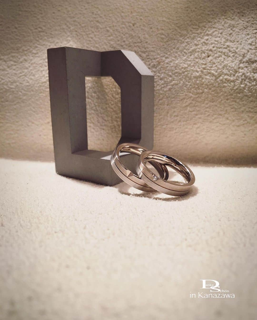 Danke schön ダンケ 金沢 結婚指輪 鍛造さんのインスタグラム写真 - (Danke schön ダンケ 金沢 結婚指輪 鍛造Instagram)「・ ・ ドイツ製ならドイツらしい 『質実剛健』と言う言葉が似合う そんなシリーズは ・ ・ PT950/WG750 (プラチナ/ホワイトゴールド750) ・ ・ の圧着による コンビネーション モデル ・ ・ 華やかさ一切無し それで良いのです。だってここの指輪は 🇩🇪made in Germanyだから… ・ ・ デザイナーもドイツ人 指輪を作るマイスターもドイツ人 ・ ・ ドイツらしさを そのままに…🤲🏻 ・ ・ ファションリングと 生涯共に…の指輪は全く別物 ・ ・ 結婚指輪らしいって 見た目のデザインで判断する人が 多いみたいですが ・ ・ 見た目だけで判断し ブライダルコーナーと言う空間で 買ったから＝結婚指輪を買った ・ ・ と錯覚してませんか？ ・ ・ 結婚指輪に相応しい 裏付け出来てますか？ ・ ・ と このシリーズを撮影していると ・ ・ そんな事を 呟きたくなるのです。 ・ ・ 皆さんにとって結婚指輪の 条件ってなんですか？ ・ ・ ☑︎デザイン ☑︎金額 まさか😱コレだけって事は ないですよね？ ・ ・ 生涯共に…の指輪 何をどうして選んだら良いか 分からない方こそ 是非！ご相談ください。 ・ ・ 『選ぶ事』より先ず『知る事』から お伝えしますよ。 ・ ・ ※ 文章の転用はお控えください。 ・ ・ ・ 鍛造削り出し 🇩🇪クリスチャンバウアー 専門店 『  Danke schön 』 ・ ・ ・ ——Danke————————————— ▪︎トップページ 🔜 @danke2005 ———————————schön———— ・ ・ ・ #christianbauer_kanazawa #クリスチャンバウアー金沢 #金沢結婚指輪 #結婚指輪 #婚約指輪 #鍛造指輪 #記念日 #結婚指輪探し #結婚10周年 #エンゲージリング #コンクリート#結婚指輪手作り  #3Dアート #ポルシェ #メルセデスベンツ #岐阜 #結婚20周年 #切削 #ポリッシュ #結婚指輪金沢  #金沢 #福井結婚指輪 #富山結婚指輪 #御縁 #指輪選び #福井 #富山 #kanazawa #コンクリートアート  ・ ・ ------------------------------------------ 鍛造削り出し 🇩🇪クリスチャンバウアー 専門店 『  Danke schön 』 ・ • 営業時間 am11:00〜pm9:00 • 定休日 : 木曜日 • 駐車場 : 店舗前OK • ご予約 : 優先 ・ ・ ——Danke————————————— ▪︎トップページ 🔜 @danke2005 ———————————schön————」1月9日 12時39分 - danke2005