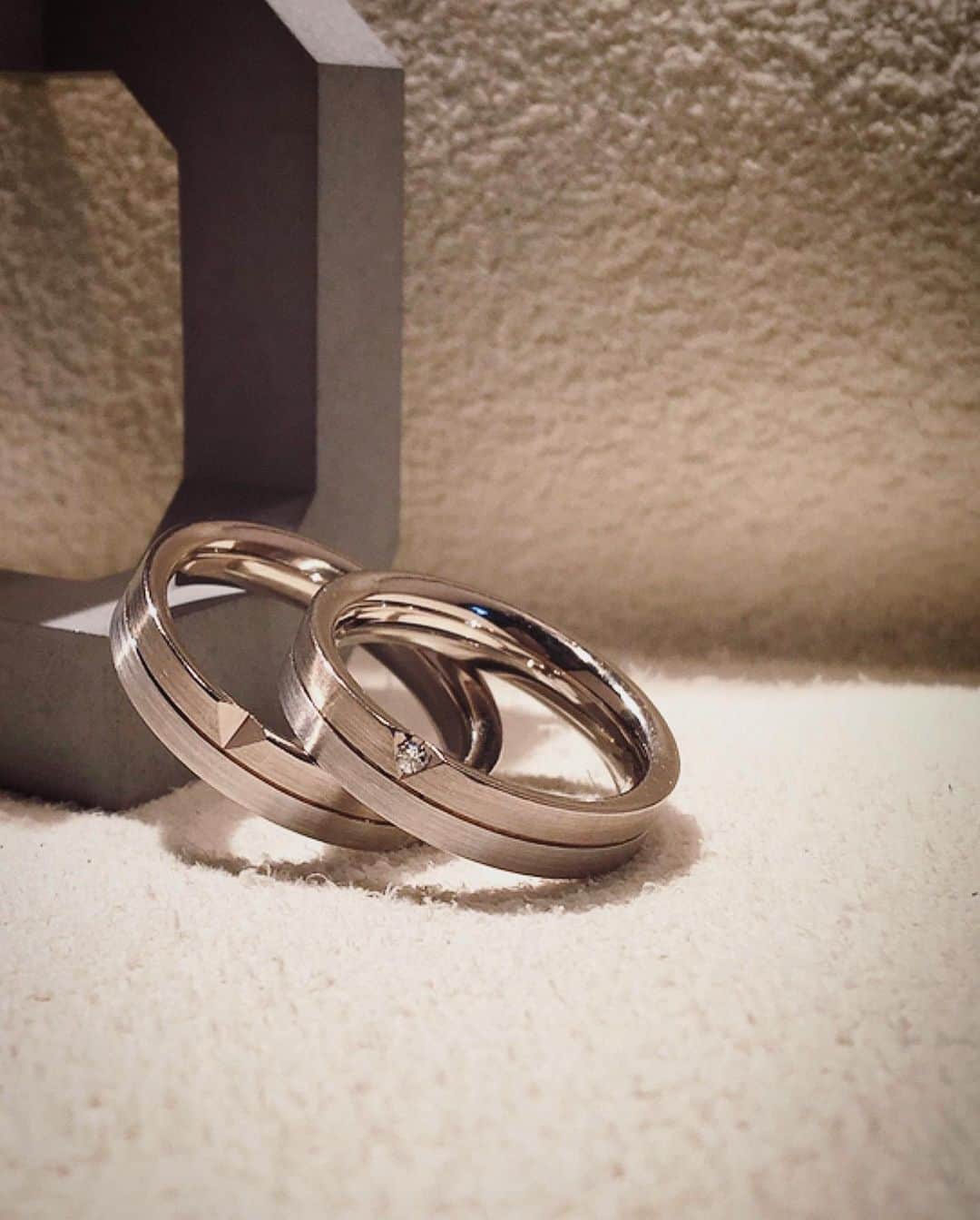 Danke schön ダンケ 金沢 結婚指輪 鍛造さんのインスタグラム写真 - (Danke schön ダンケ 金沢 結婚指輪 鍛造Instagram)「・ ・ ドイツ製ならドイツらしい 『質実剛健』と言う言葉が似合う そんなシリーズは ・ ・ PT950/WG750 (プラチナ/ホワイトゴールド750) ・ ・ の圧着による コンビネーション モデル ・ ・ 華やかさ一切無し それで良いのです。だってここの指輪は 🇩🇪made in Germanyだから… ・ ・ デザイナーもドイツ人 指輪を作るマイスターもドイツ人 ・ ・ ドイツらしさを そのままに…🤲🏻 ・ ・ ファションリングと 生涯共に…の指輪は全く別物 ・ ・ 結婚指輪らしいって 見た目のデザインで判断する人が 多いみたいですが ・ ・ 見た目だけで判断し ブライダルコーナーと言う空間で 買ったから＝結婚指輪を買った ・ ・ と錯覚してませんか？ ・ ・ 結婚指輪に相応しい 裏付け出来てますか？ ・ ・ と このシリーズを撮影していると ・ ・ そんな事を 呟きたくなるのです。 ・ ・ 皆さんにとって結婚指輪の 条件ってなんですか？ ・ ・ ☑︎デザイン ☑︎金額 まさか😱コレだけって事は ないですよね？ ・ ・ 生涯共に…の指輪 何をどうして選んだら良いか 分からない方こそ 是非！ご相談ください。 ・ ・ 『選ぶ事』より先ず『知る事』から お伝えしますよ。 ・ ・ ※ 文章の転用はお控えください。 ・ ・ ・ 鍛造削り出し 🇩🇪クリスチャンバウアー 専門店 『  Danke schön 』 ・ ・ ・ ——Danke————————————— ▪︎トップページ 🔜 @danke2005 ———————————schön———— ・ ・ ・ #christianbauer_kanazawa #クリスチャンバウアー金沢 #金沢結婚指輪 #結婚指輪 #婚約指輪 #鍛造指輪 #記念日 #結婚指輪探し #結婚10周年 #エンゲージリング #コンクリート#結婚指輪手作り  #3Dアート #ポルシェ #メルセデスベンツ #岐阜 #結婚20周年 #切削 #ポリッシュ #結婚指輪金沢  #金沢 #福井結婚指輪 #富山結婚指輪 #御縁 #指輪選び #福井 #富山 #kanazawa #コンクリートアート  ・ ・ ------------------------------------------ 鍛造削り出し 🇩🇪クリスチャンバウアー 専門店 『  Danke schön 』 ・ • 営業時間 am11:00〜pm9:00 • 定休日 : 木曜日 • 駐車場 : 店舗前OK • ご予約 : 優先 ・ ・ ——Danke————————————— ▪︎トップページ 🔜 @danke2005 ———————————schön————」1月9日 12時39分 - danke2005