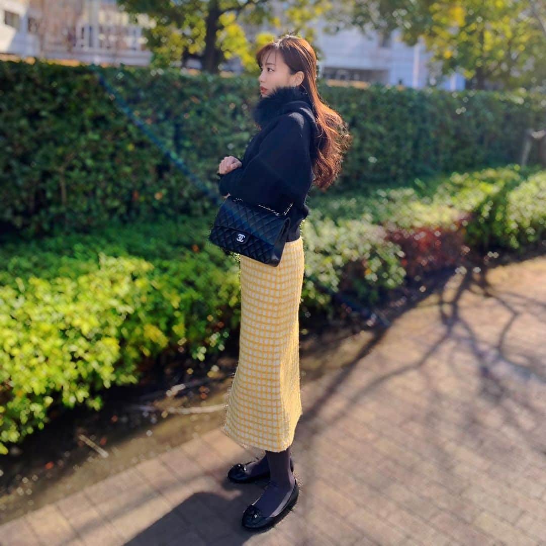 福山唯のインスタグラム：「ニットのアウターでちょうど良かった🌼 ポカポカな日♫ . . 気候に誘われて春色のツイードスカート🐥♡  . . tops @unik_2018  skirt @storynine_jp  bag&shoes @chanelofficial  . . #coordinate #fashion #fashionista #tweed #skirt #knit #yellow #black #コーディネート #ツイード　#スカート　#春色　#虹　🌼」