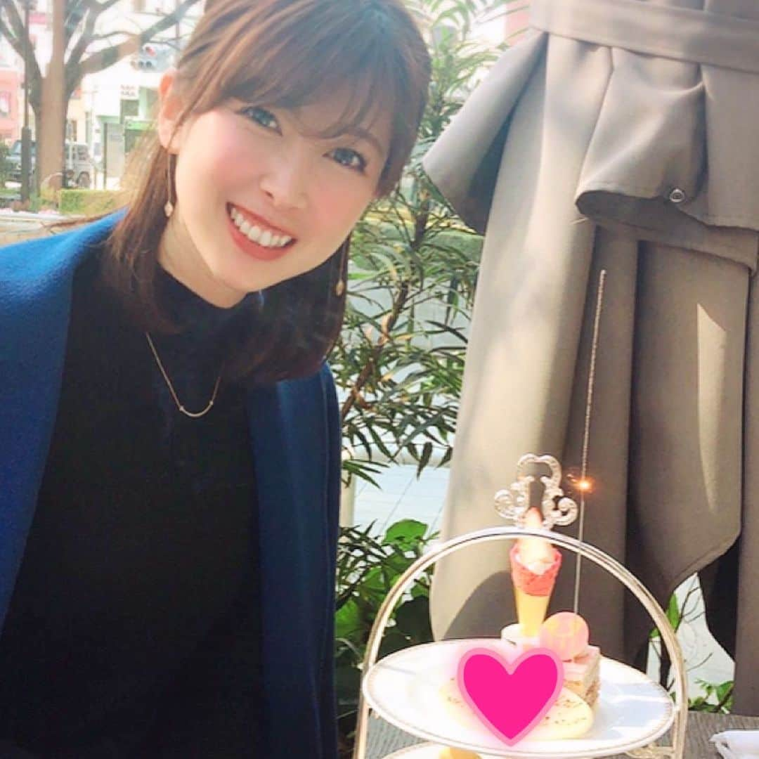 青木美香さんのインスタグラム写真 - (青木美香Instagram)「女子会アフタヌーンティー🍰☕️❣️  ゼルコヴァのテラス席とってもよかった✨  嬉しいことがあり、お祝いもしてもらった☺️ シャネルのエステチケットをもらってとってもhappy💆‍♀️💖  #表参道#女子会#アフタヌーンティー#ゼルコヴァ#ルサロンボーテ #シャネル」2月7日 17時16分 - aokimikaa