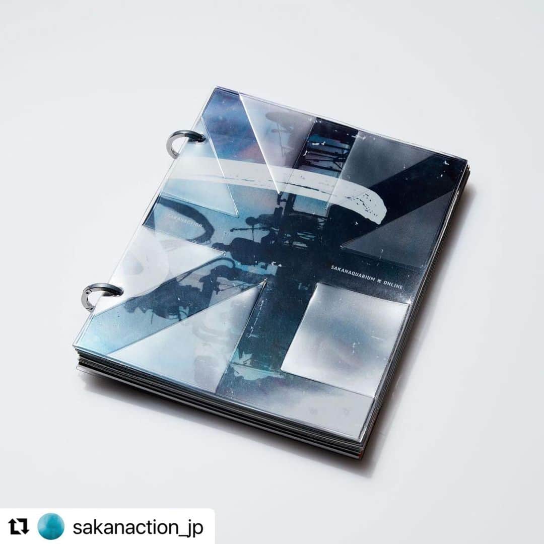 田中裕介のインスタグラム：「#Repost @sakanaction_jp with @make_repost ・・・ 3月17日発売 ライブBD&DVD 「#SAKANAQUARIUM光」 特設サイトの立ち上げに合わせて、完全限定盤のジャケットアートワーク＆完全データブックの詳細が公開になりました。  データブックは、ライブ本編や裏側の写真、セットリスト、回線図やカメラスペックなど、本公演を完全に網羅した内容となっています。  合わせて、ライブ本編にはサカナクションを代表して山口一郎、総合演出の田中裕介氏、撮影監督の奥口睦氏の3名による副音声も収録することも決定。 ライブ映像を見ながら、このライブが出来上がるまでの裏側も体験していただけます。  また、チェーン別店頭特典が「SAKANAQUARIUM 光 ONLINE×NF Records」チェンジングステッカーに決定しました。 まだ予約がお済みでない方は、お早めにどうぞ。」