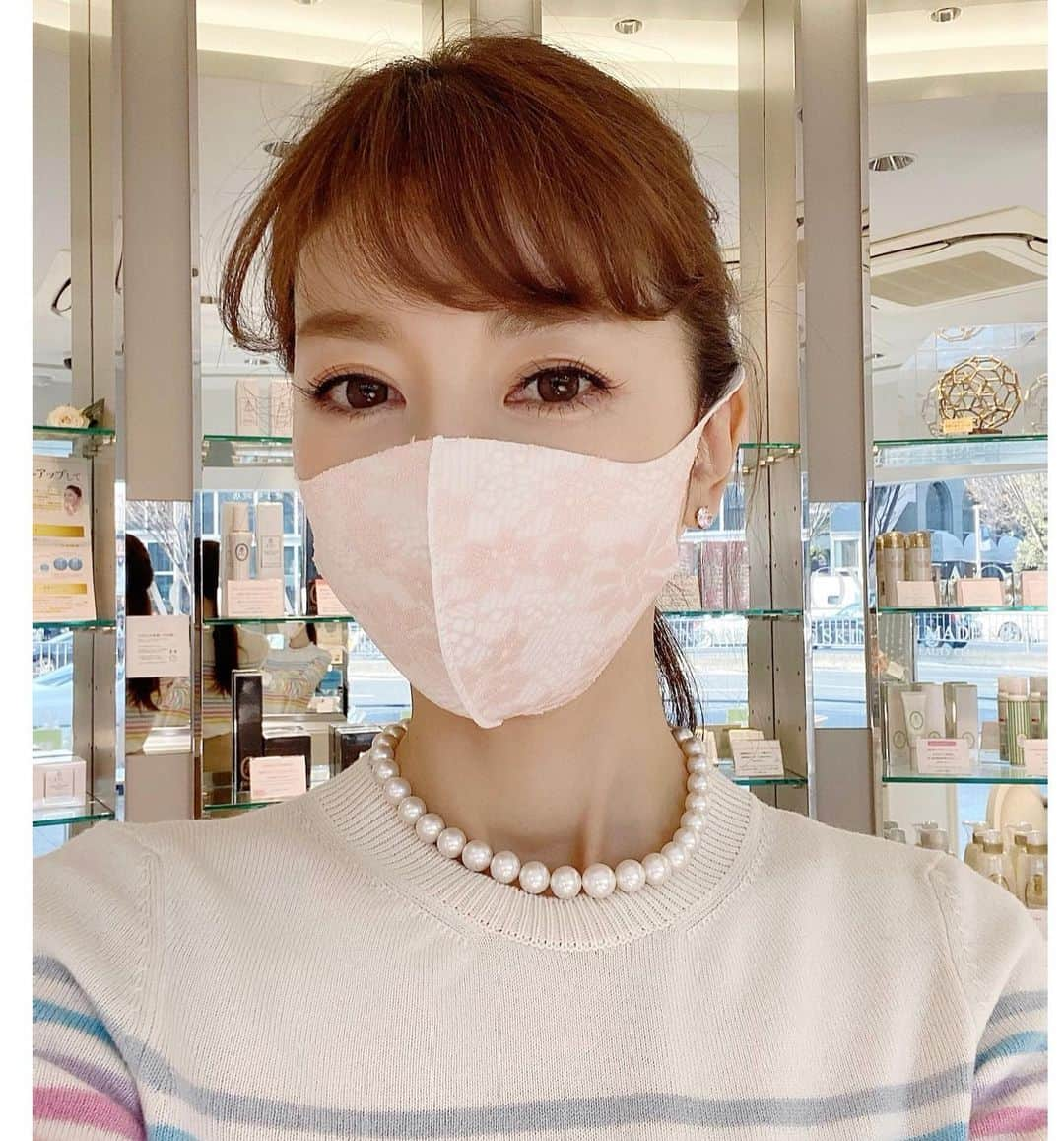 君島十和子さんのインスタグラム写真 - (君島十和子Instagram)「太陽の光が柔らかく 感じますね☀️  少しずつ陽が長くなってるのも感じます🧡  ご来店下さるお客様と そんなお話しをしながら …🌱😆🌱  スタッフが窓際に ディスプレイを😃‼️ ↓↓↓  初めてのお客様が たくさん のぞいてくださいます🌱✨  今月の マスク２枚ノベルティも とってもご好評を 頂いてます🙇‍♀️  #ftcbeauty#FTCBEAUTY#ftcaoyama#フェリーチェトワコ#表参道#スキンケア#エイジングケア#たるみ改善#くすみ改善#美白ケア#抗酸化ケア」2月7日 15時54分 - ftcbeauty.official