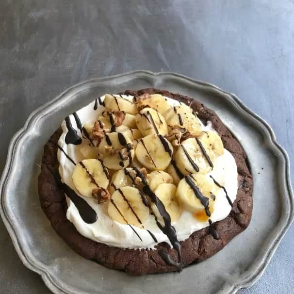 若山曜子のインスタグラム：「🍌チョコレートクッキーのタルト🍌  【材料】15cmくらいのタルト2台分   無塩バター70g  粉糖50 g  ココア（無糖　）20 g  薄力粉（エクリチュール）120 g  ベーキングソーダ（重曹）小さじ1/2 チョコレート（ここではヴァローナ、グアナラ）50g  生クリーム70ml （砂糖　大さじ2分の1を加えて8分たてにしておく） 🍌　小2本　 （輪切りにして、オレンジジュース大さじ1マーマレード小さじ1でマリネ。しないと変色します。あればグランマニエもすこし入れると◎）  マーマレード大さじ1から2（ここ味のポイントです❣️）  焼成　180℃で12分から13分と書きましたが、17.8分くらいかかるオーブンもありそうです。焦げてなさげなら長めに。厚さは7.８ミリくらいかな。焼くと少し膨らみます。  このクッキータルト、小さく作ってクッキーだけでも美味しいです。上に何も載せなくてもいいと思います。 タルトをカットする時はクリーム乗せてしばらく経ってからがよいです。すぐ押すように切ると、サクサクすぎて割れやすいのです。すぐ切るならパン切り包丁で引くように、丁寧に、がおすすめです。 もう一つは🍓バージョンです。 あ、生地は伸ばしたものを冷凍できます。形作っておいて、バレンタイン前日など後から焼くのもおすすめですよ❤️  地味ですけど、🍓より🍌×🍊の方が個人的には好きです。他にもナッツやマロン、ラムレーズンなどで大人っぽくしてもいいですし、家で食べるならアイスクリームを数種類いろいろ乗せて食べても楽しいかも！🍨  ⭐️ありそうな質問 粉糖でないとダメですか→ 粉糖だとサクサク軽やかに仕上がります。グラニュー糖だとかために。食感がだいぶ変わります。  重曹じゃないとダメですか→ BPに置き換えてもよいですが、食感はやや変わります。まったくいれないでもできますが、サクサク感が減ります。 チョコは板チョコではダメですか→ 板チョコでも良いですけど、カカオマスのパーセンテージが高いもので、美味しいと思われるものがよいです。  家にないなあ、買わなくちゃだめかな？というものをあえてお菓子作りのレシピで使ってる場合、必ずそこにはちょっと意味があります🤗  ※注意※ まずはレシピ通りがおすすめです。 代用品についての質問にはお答えしていません。 ご自分で楽しみながらアレンジしてみてくださいね。  #若山曜子 #若山曜子レシピ動画　#チョコレートのお菓子　#バレンタイン手作り #バレンタイン　#バレンタインレシピ」