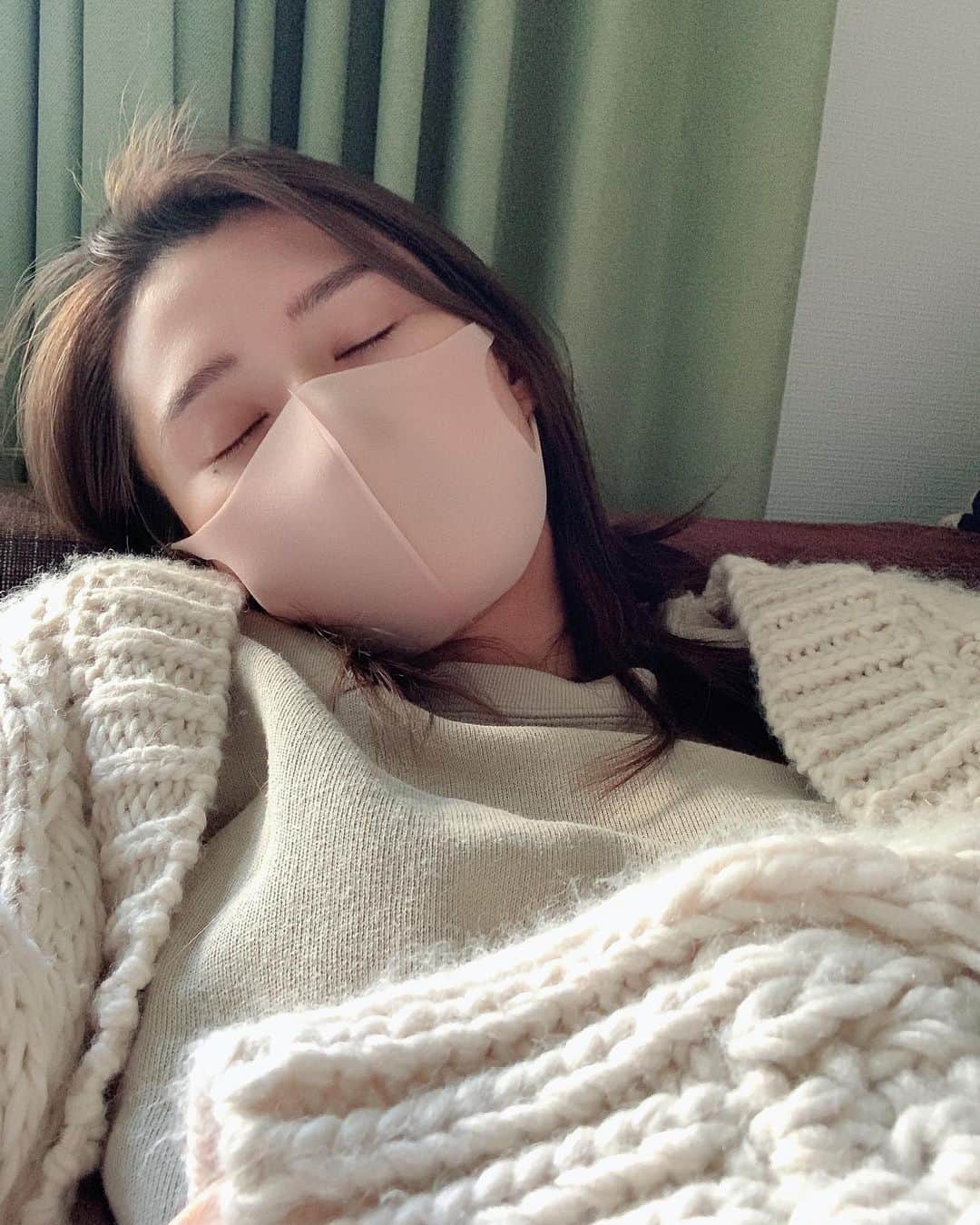 美優さんのインスタグラム写真 - (美優Instagram)「ぽかぽか暖かいし、﻿ 花粉症のせいもあってボーッとする。﻿ 眠たいなぁ〜🥱🥱🥱﻿ ﻿ 薬は飲みたくないので﻿ 家の中でもマスク😷」2月7日 15時50分 - miyu11_20