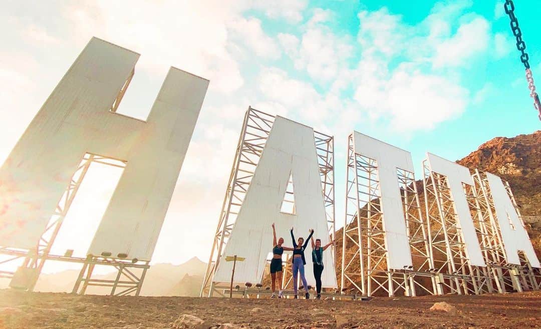 エイミー・ウィラートンのインスタグラム：「@visit.hatta 🌅♥️#sunrise #hikes #visithatta」