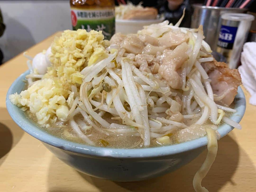 SUSURUさんのインスタグラム写真 - (SUSURUInstagram)「ラーメン二郎 八王子野猿街道店2 ラーメンニンニクアブラ、うずら、しょうが、濃厚たまご 久しぶりの野猿街道店へ！ 日曜ということもあり長蛇の列でしたが回転素早く1時間待たずに着丼。 こってり濃厚に乳化したスープと野猿らしい固めな麺がベストマッチ🍥 ショウガトッピングもよく合う一杯でした！ #susuru_tv #ラーメン二郎八王子野猿街道店2 #野猿二郎 #京王堀之内 #東京 #うまい  #ラーメン #らーめん #ramen #ラーメン部 #ramennoodles #毎日ラーメン生活 #麺スタグラム #japaneseramen #japanramen #foodstagram #foodie #noodles #instanoodle #instaramen #instafood #susururecommended #二郎 #ラーメン二郎 #東京ラーメン」2月7日 15時52分 - susuru_tv