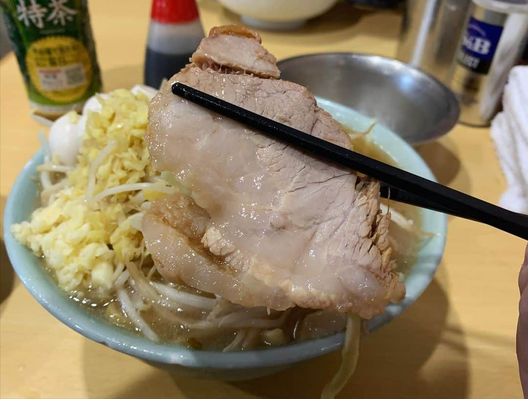 SUSURUさんのインスタグラム写真 - (SUSURUInstagram)「ラーメン二郎 八王子野猿街道店2 ラーメンニンニクアブラ、うずら、しょうが、濃厚たまご 久しぶりの野猿街道店へ！ 日曜ということもあり長蛇の列でしたが回転素早く1時間待たずに着丼。 こってり濃厚に乳化したスープと野猿らしい固めな麺がベストマッチ🍥 ショウガトッピングもよく合う一杯でした！ #susuru_tv #ラーメン二郎八王子野猿街道店2 #野猿二郎 #京王堀之内 #東京 #うまい  #ラーメン #らーめん #ramen #ラーメン部 #ramennoodles #毎日ラーメン生活 #麺スタグラム #japaneseramen #japanramen #foodstagram #foodie #noodles #instanoodle #instaramen #instafood #susururecommended #二郎 #ラーメン二郎 #東京ラーメン」2月7日 15時52分 - susuru_tv