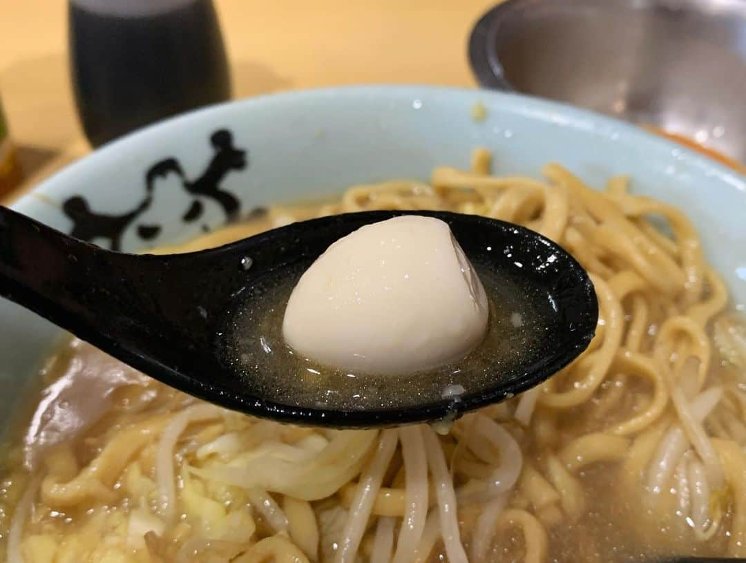 SUSURUさんのインスタグラム写真 - (SUSURUInstagram)「ラーメン二郎 八王子野猿街道店2 ラーメンニンニクアブラ、うずら、しょうが、濃厚たまご 久しぶりの野猿街道店へ！ 日曜ということもあり長蛇の列でしたが回転素早く1時間待たずに着丼。 こってり濃厚に乳化したスープと野猿らしい固めな麺がベストマッチ🍥 ショウガトッピングもよく合う一杯でした！ #susuru_tv #ラーメン二郎八王子野猿街道店2 #野猿二郎 #京王堀之内 #東京 #うまい  #ラーメン #らーめん #ramen #ラーメン部 #ramennoodles #毎日ラーメン生活 #麺スタグラム #japaneseramen #japanramen #foodstagram #foodie #noodles #instanoodle #instaramen #instafood #susururecommended #二郎 #ラーメン二郎 #東京ラーメン」2月7日 15時52分 - susuru_tv