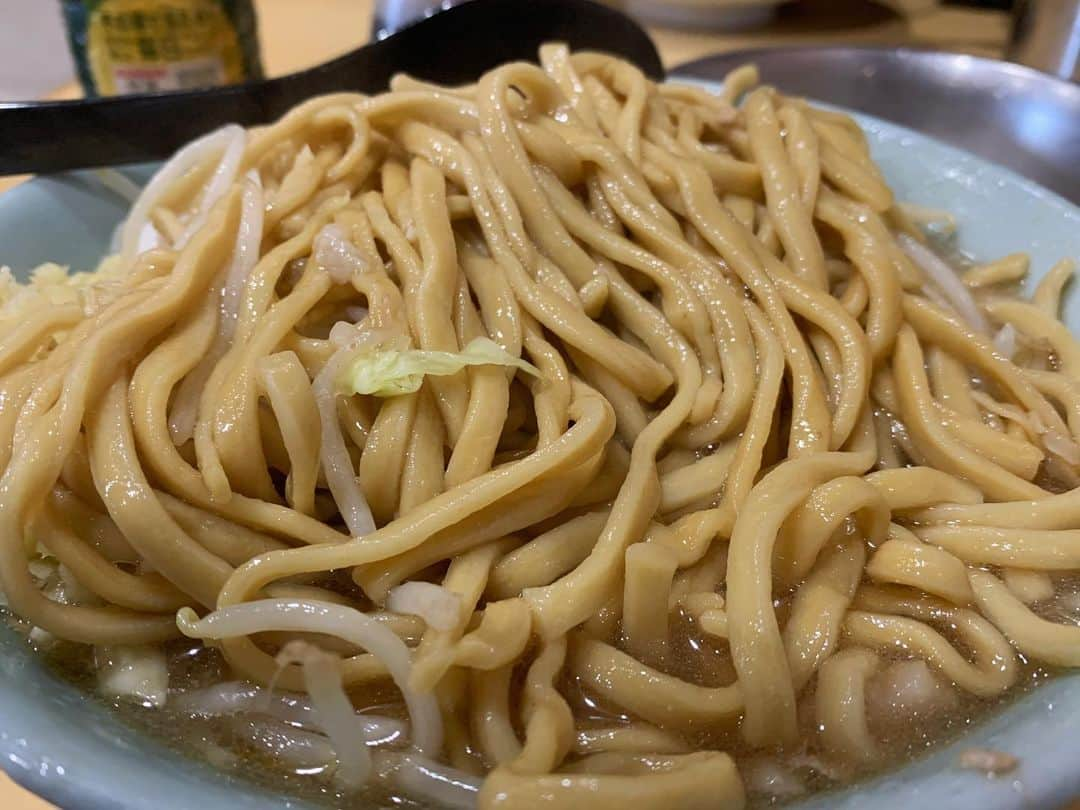 SUSURUさんのインスタグラム写真 - (SUSURUInstagram)「ラーメン二郎 八王子野猿街道店2 ラーメンニンニクアブラ、うずら、しょうが、濃厚たまご 久しぶりの野猿街道店へ！ 日曜ということもあり長蛇の列でしたが回転素早く1時間待たずに着丼。 こってり濃厚に乳化したスープと野猿らしい固めな麺がベストマッチ🍥 ショウガトッピングもよく合う一杯でした！ #susuru_tv #ラーメン二郎八王子野猿街道店2 #野猿二郎 #京王堀之内 #東京 #うまい  #ラーメン #らーめん #ramen #ラーメン部 #ramennoodles #毎日ラーメン生活 #麺スタグラム #japaneseramen #japanramen #foodstagram #foodie #noodles #instanoodle #instaramen #instafood #susururecommended #二郎 #ラーメン二郎 #東京ラーメン」2月7日 15時52分 - susuru_tv