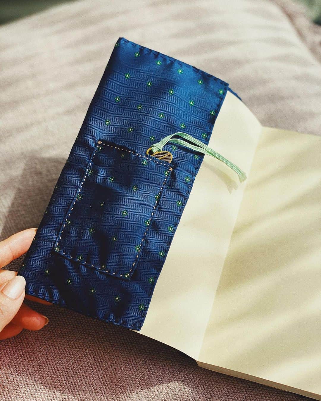 上原歩さんのインスタグラム写真 - (上原歩Instagram)「My handmade Book cover🧵📚  持ち歩く用にブックカバーが欲しいのですがなかなかタイプのものが見つからないので 京都でかわいいーと思って買ったシルクの端切を使って作ってみました。 手縫いでメジャーもアイロンも使っていないので曲がってたりピッチもばらばら 糸が途中でなくなってネイビーから黒に変わったりとありますが ブックカバーにあったらいいのになあ〜 とずっと思っていたブックマーク入れを作って大満足の仕上がりです🔖  これは ときどきある絶妙なサイズのこの本専用📘  あと半分　端切れが残っているので ハードブック用も作る予定  ___________________________  #love #life #bookcover  #myhandmade  #ブックカバー　 #シルク」2月7日 16時02分 - ayumiuehara