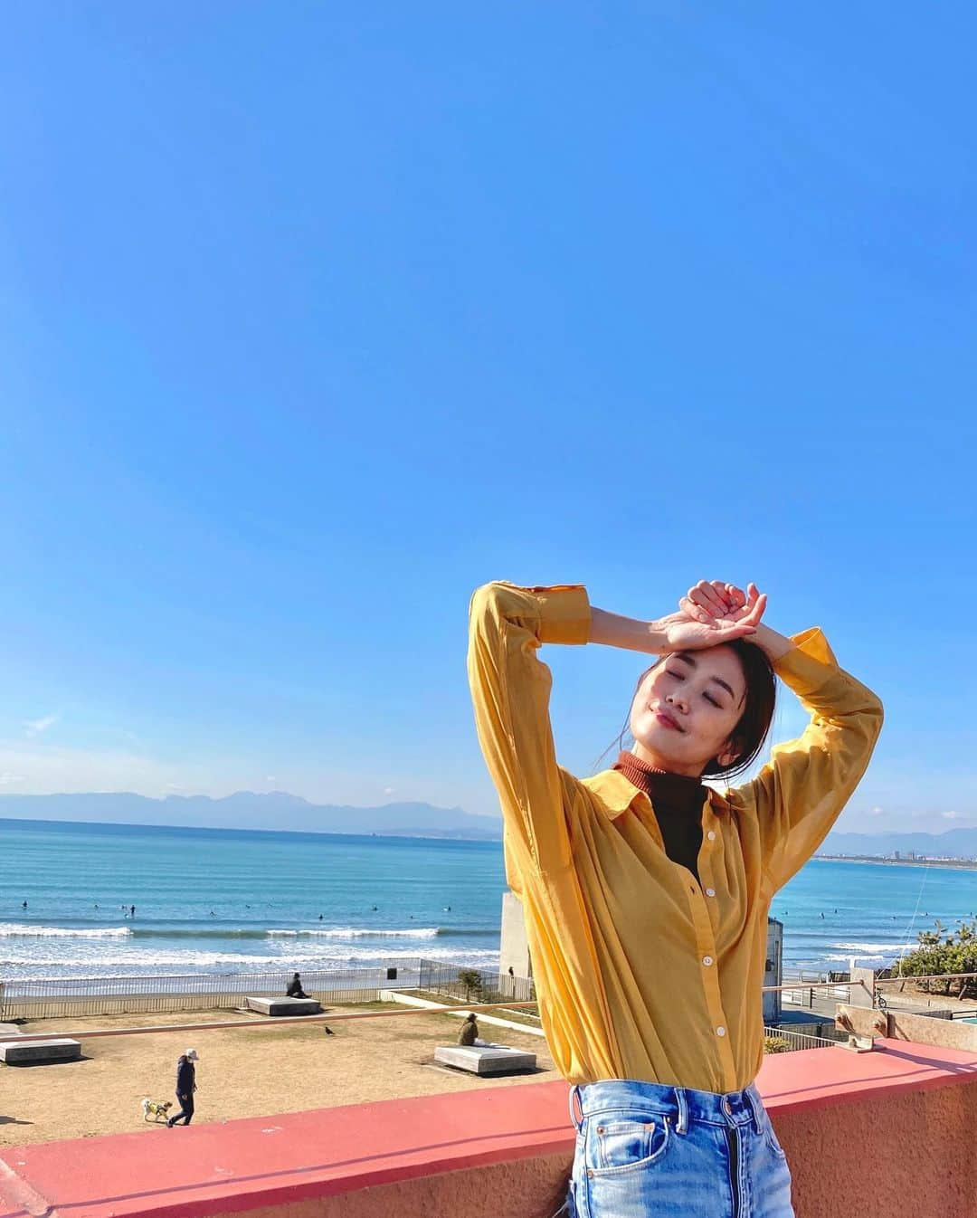 小林ようさんのインスタグラム写真 - (小林ようInstagram)「仕事で数年ぶりの江ノ島🏝 観光はできなかったけど小旅行気分を味わえて リフレッシュできました🌱 . #enoshima #shonan #sea #shooting #ootd #uniqlou #sunnyday #☀️ #江ノ島 #湘南 #撮影 #小林のootd #💛🤎」2月7日 16時02分 - yoco12