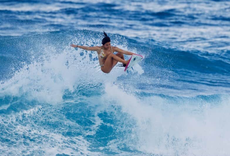 松田詩野さんのインスタグラム写真 - (松田詩野Instagram)「𝘉𝘶𝘭𝘦 𝘸𝘢𝘵𝘦𝘳🧊✈️  photo by @naoyakimoto  @billabongwomensjp @hlna.jp @whitebuffalo_official @fcs_japan #yusurfboards #aerotech #maruhanichiro  #northshore #hawaii #surfing #waves」2月7日 16時12分 - shinomatsuda