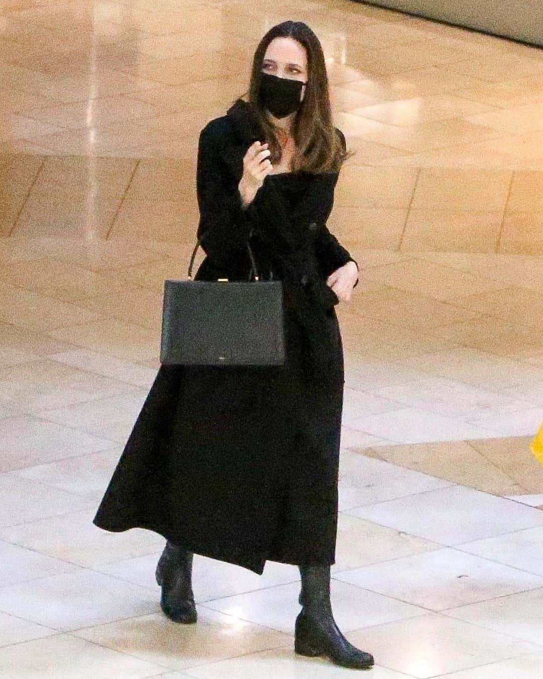 Just Jaredさんのインスタグラム写真 - (Just JaredInstagram)「Angelina Jolie wore an all-black outfit while shopping at the mall with her daughters on Saturday. #AngelinaJolie Photos: Backgrid」2月7日 16時07分 - justjared